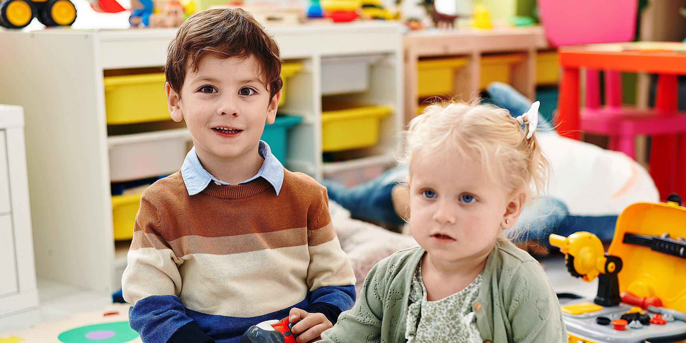 Zwei Kinder in ihrem Zimmer | Quelle: Shutterstock