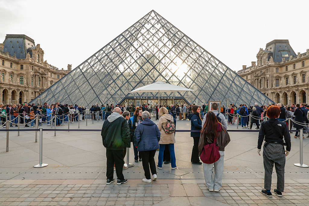 Besucher vor dem Louvre | Quelle: Getty Images