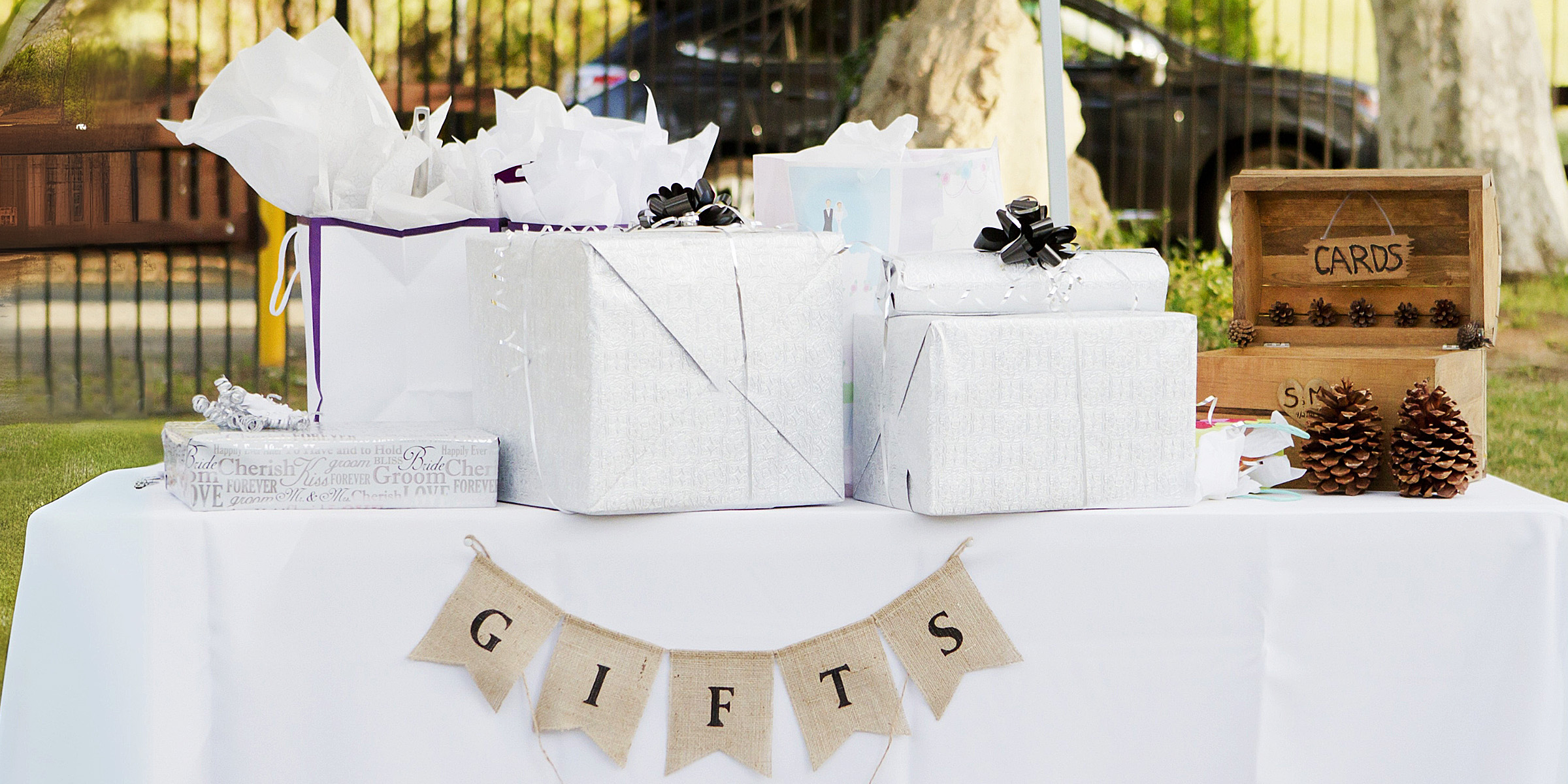 Ein Geschenketisch im Freien | Quelle: Shutterstock