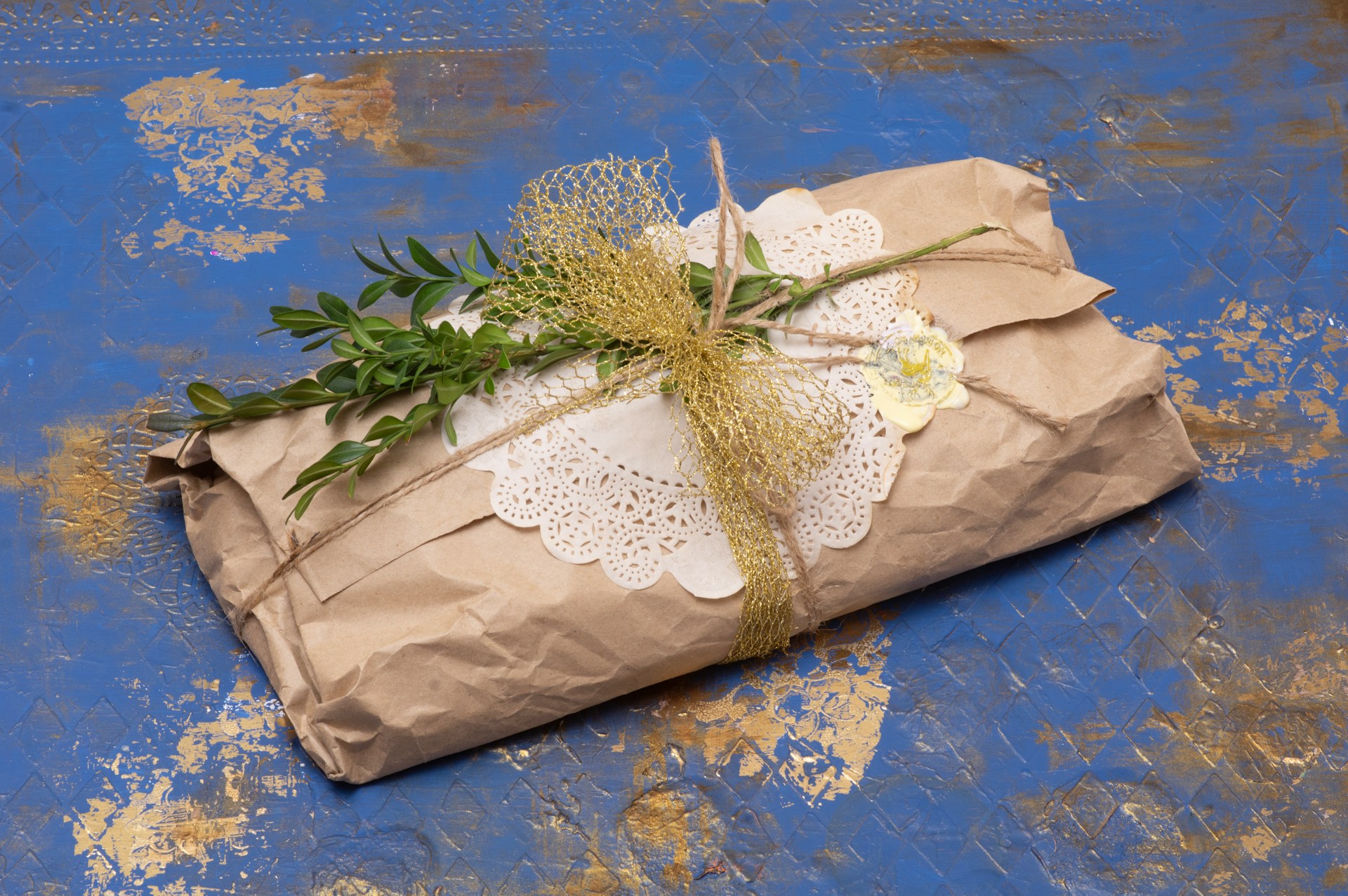 Ein in zerknittertes braunes Papier eingewickeltes Paket | Quelle: Unsplash