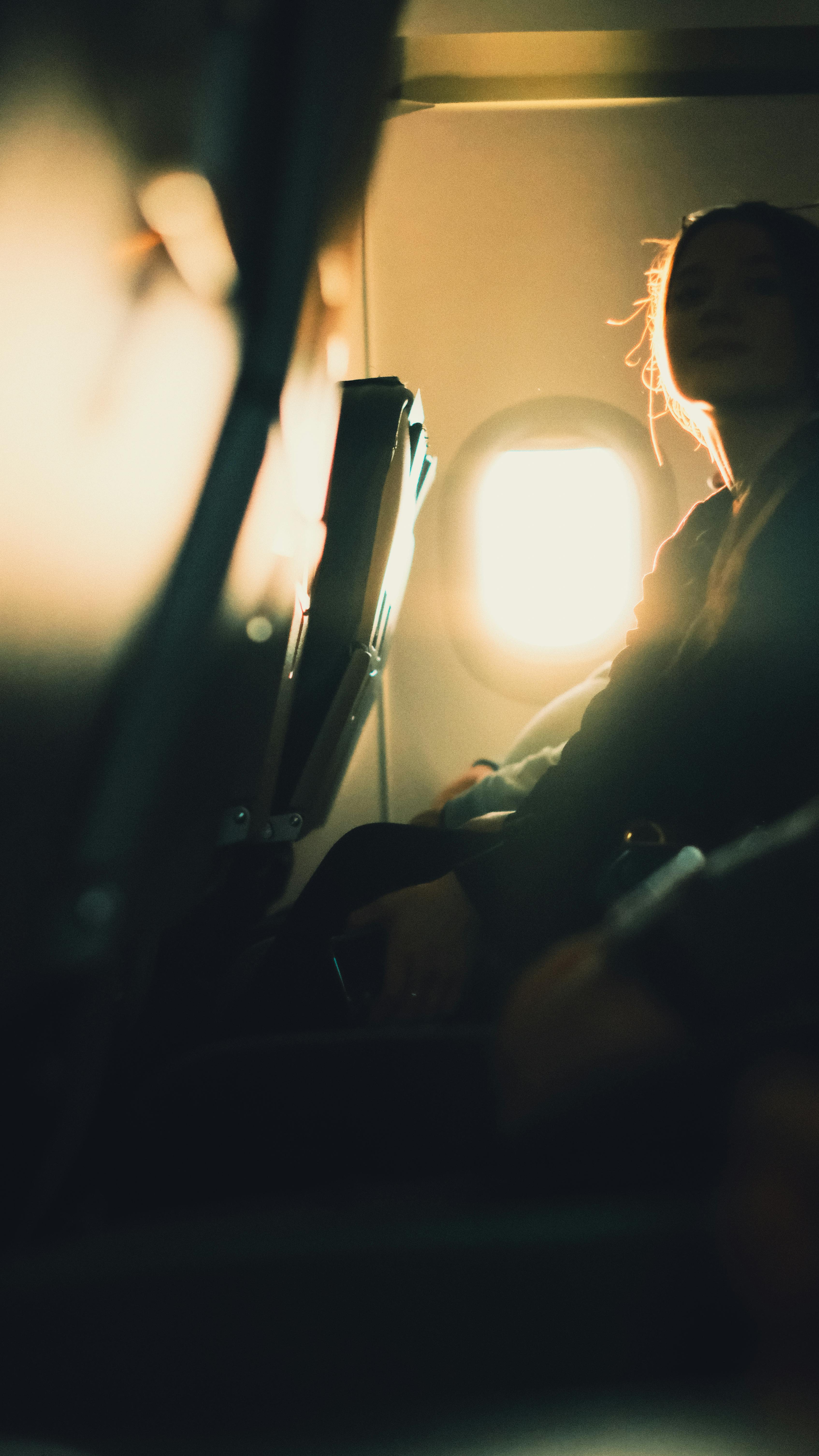 Eine Frau, die in einem Flugzeug sitzt | Quelle: Pexels