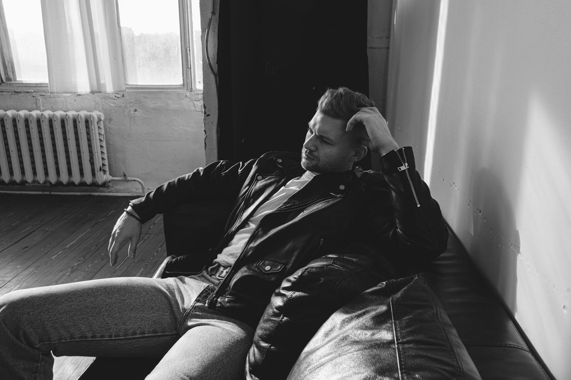 Ein Mann sitzt auf einer Couch | Quelle: Pexels