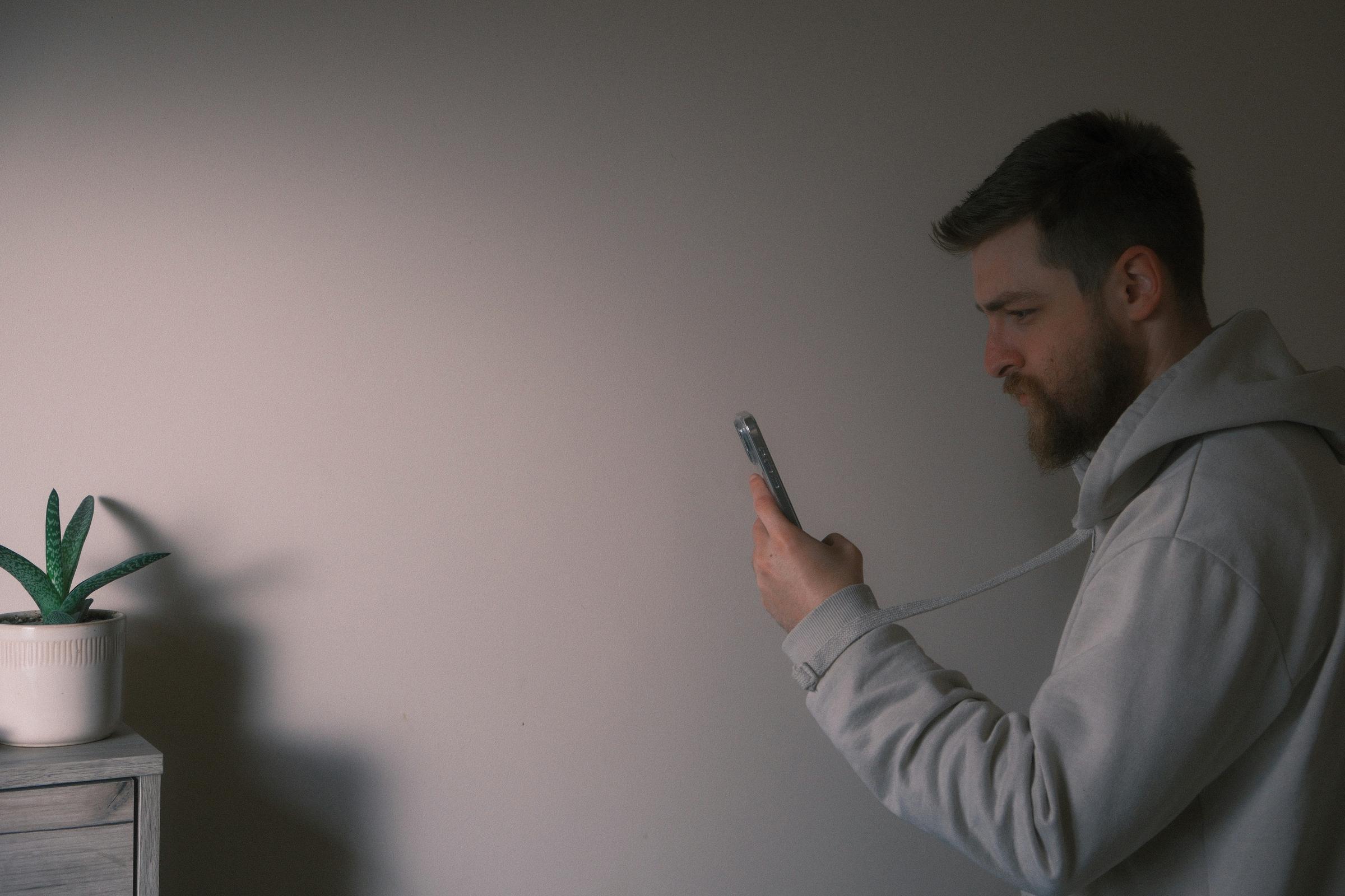 Mann bei einem Videoanruf | Quelle: Unsplash
