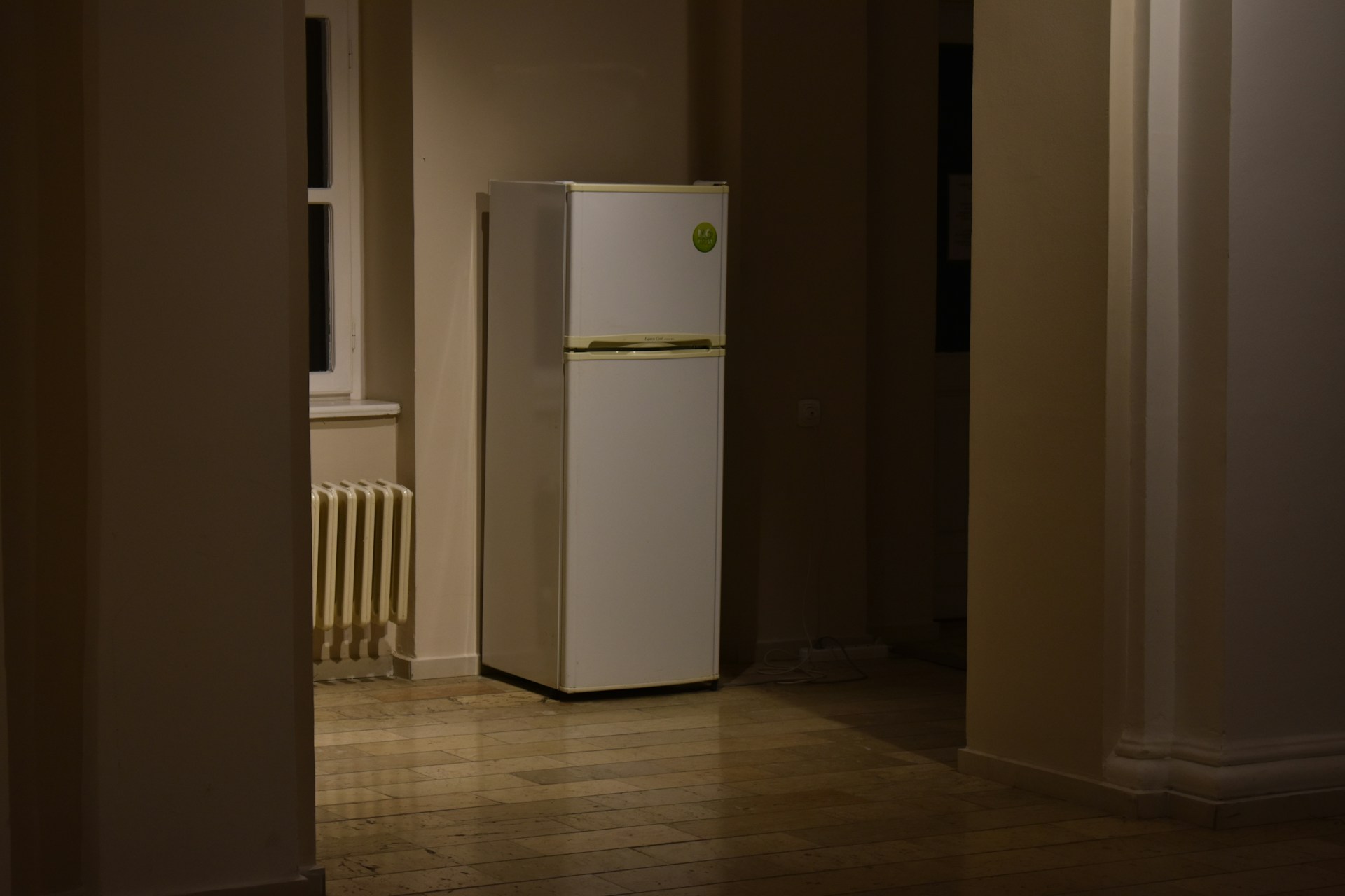 Ein Kühlschrank in einem Zimmer | Quelle: Unsplash