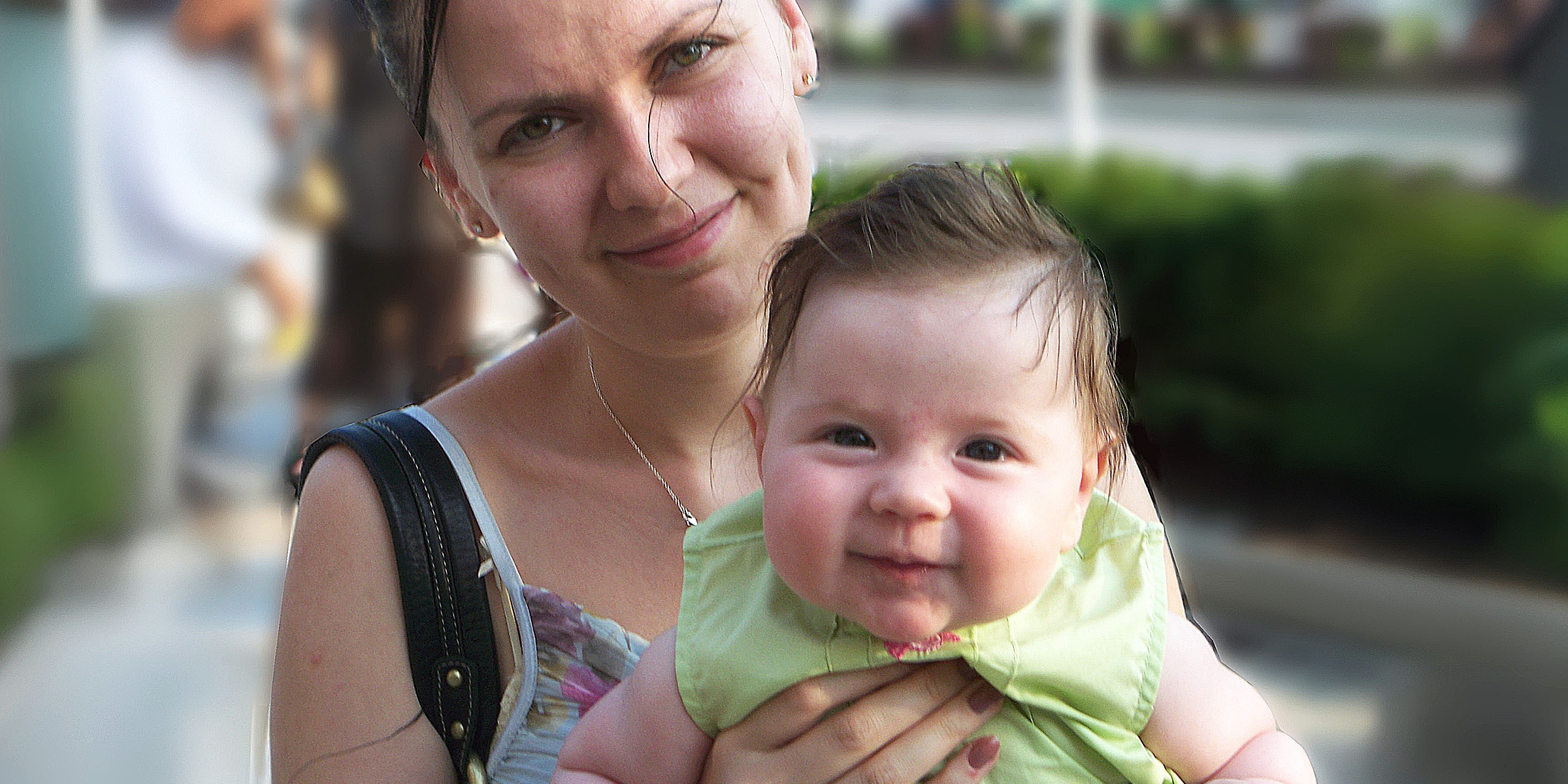 Eine Frau hält ein Baby | Quelle: Flickr