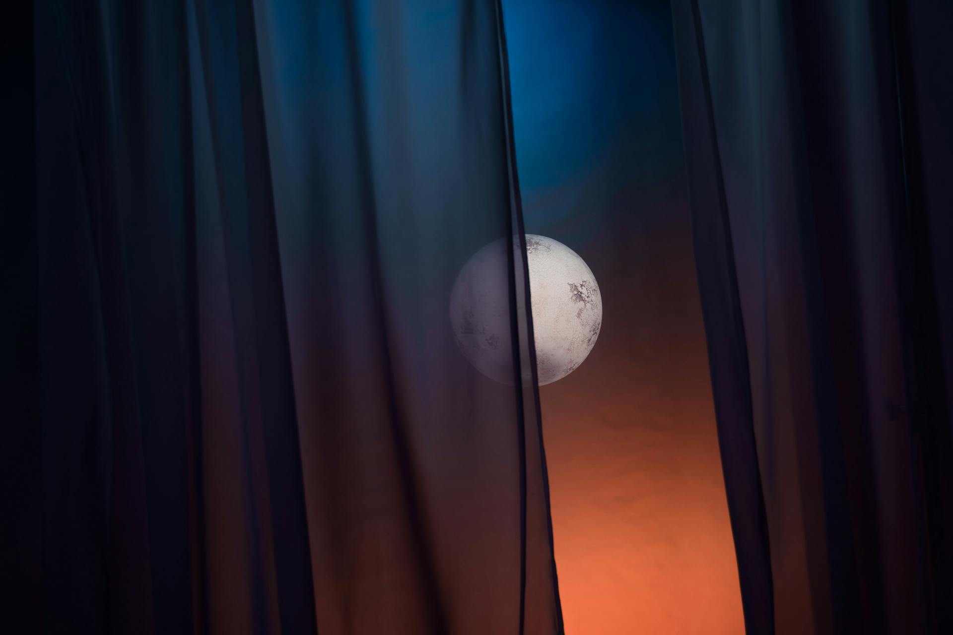 Der Blick aus einem Fenster bei Nacht | Quelle: Pexels