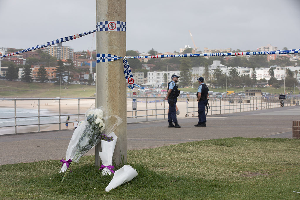 Blumen, die am Montag, dem 15. Dezember 2025, in der Nähe des Tatorts des Amoklaufs am Bondi Beach in Sydney, Australien, niedergelegt wurden. | Quelle: Getty Images
