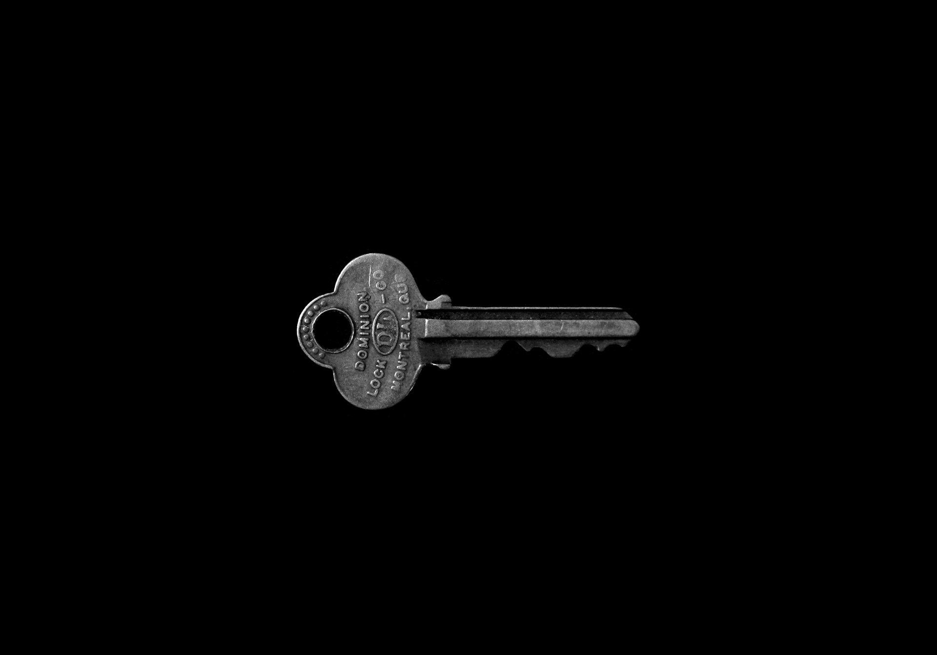 Ein Schlüssel auf einer schwarzen Fläche | Quelle: Unsplash