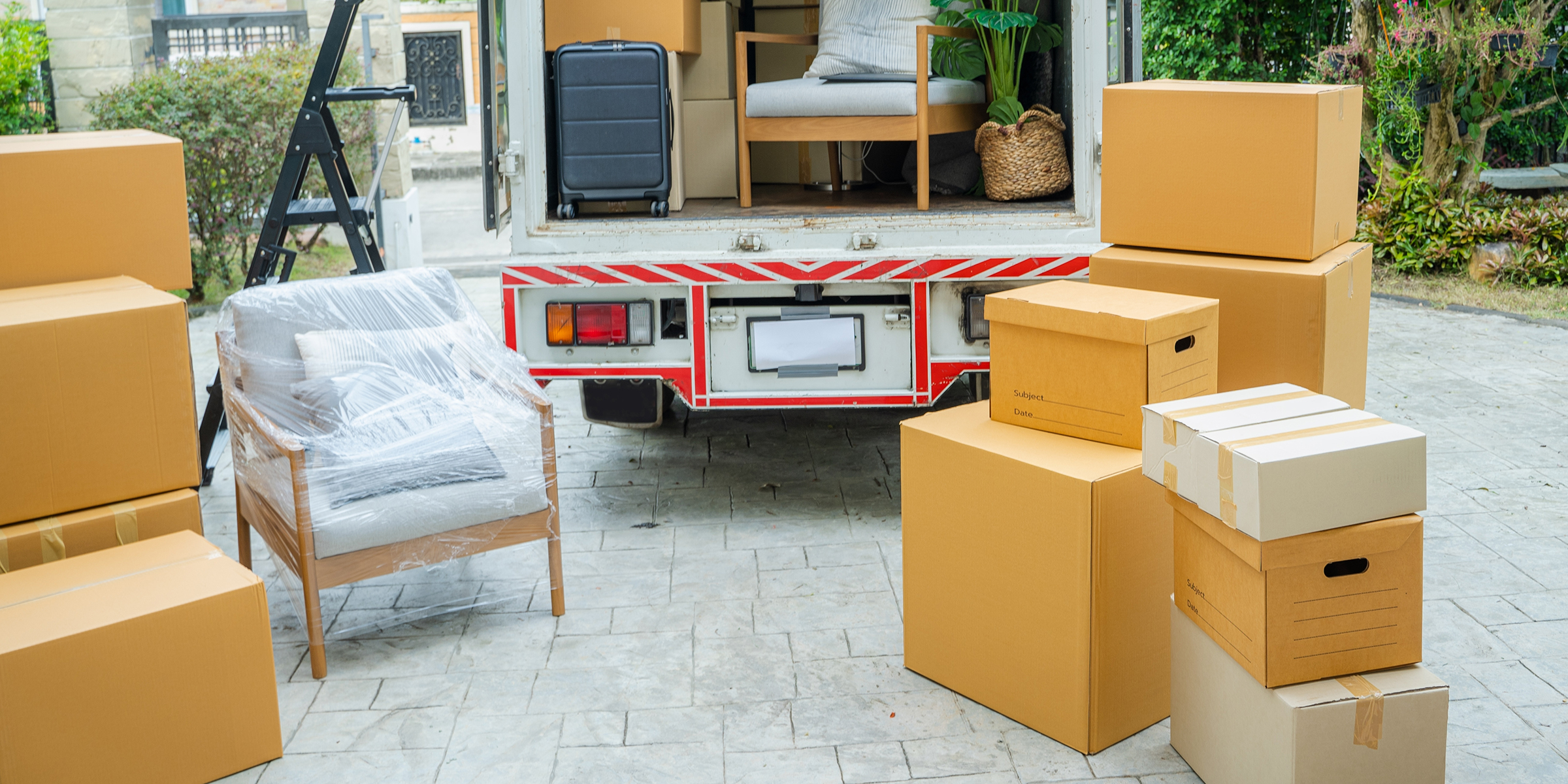 Kisten neben einem Lkw | Quelle: Shutterstock