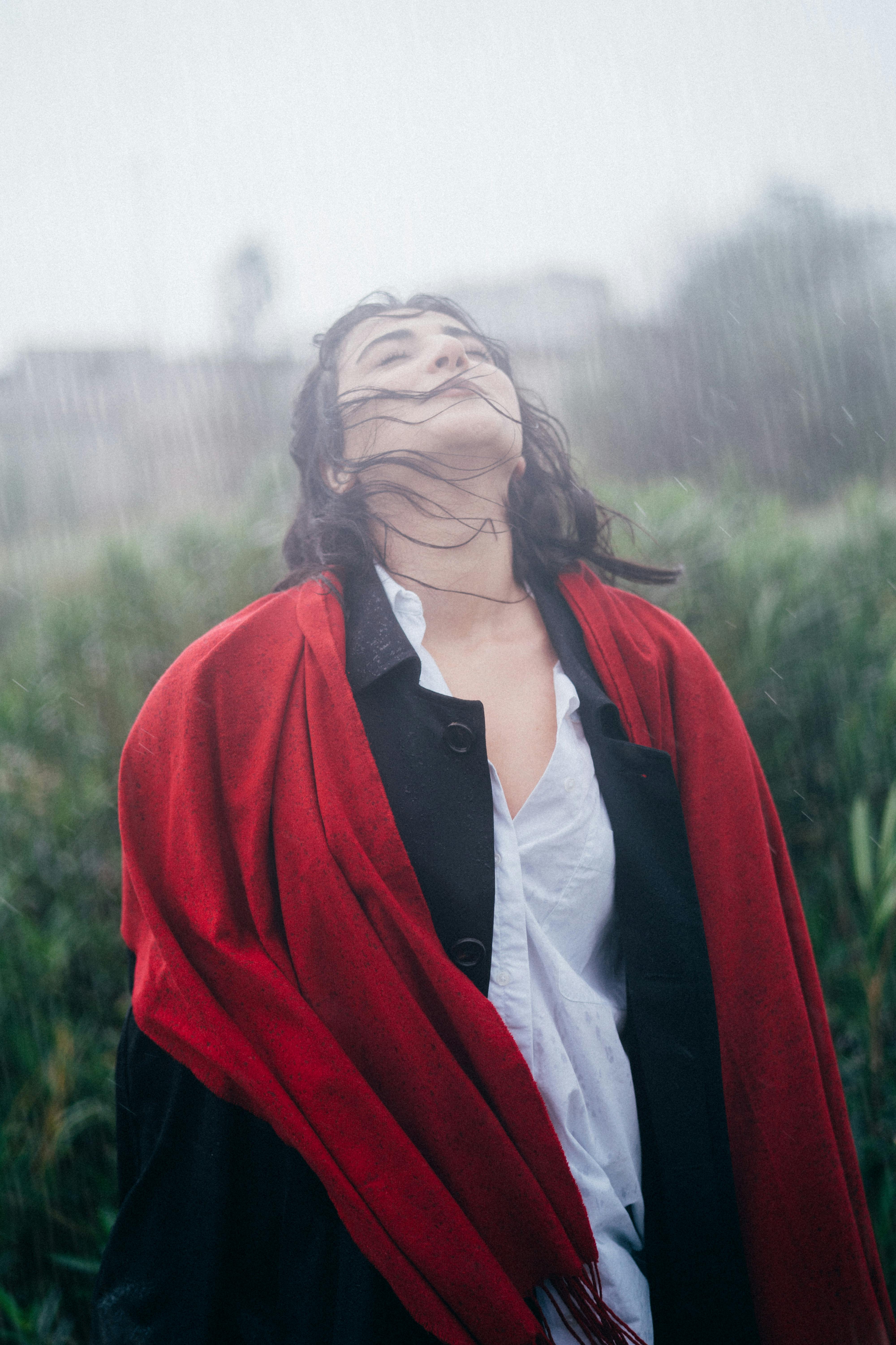 Frau steht mit geschlossenen Augen im Regen | Quelle: Pexels