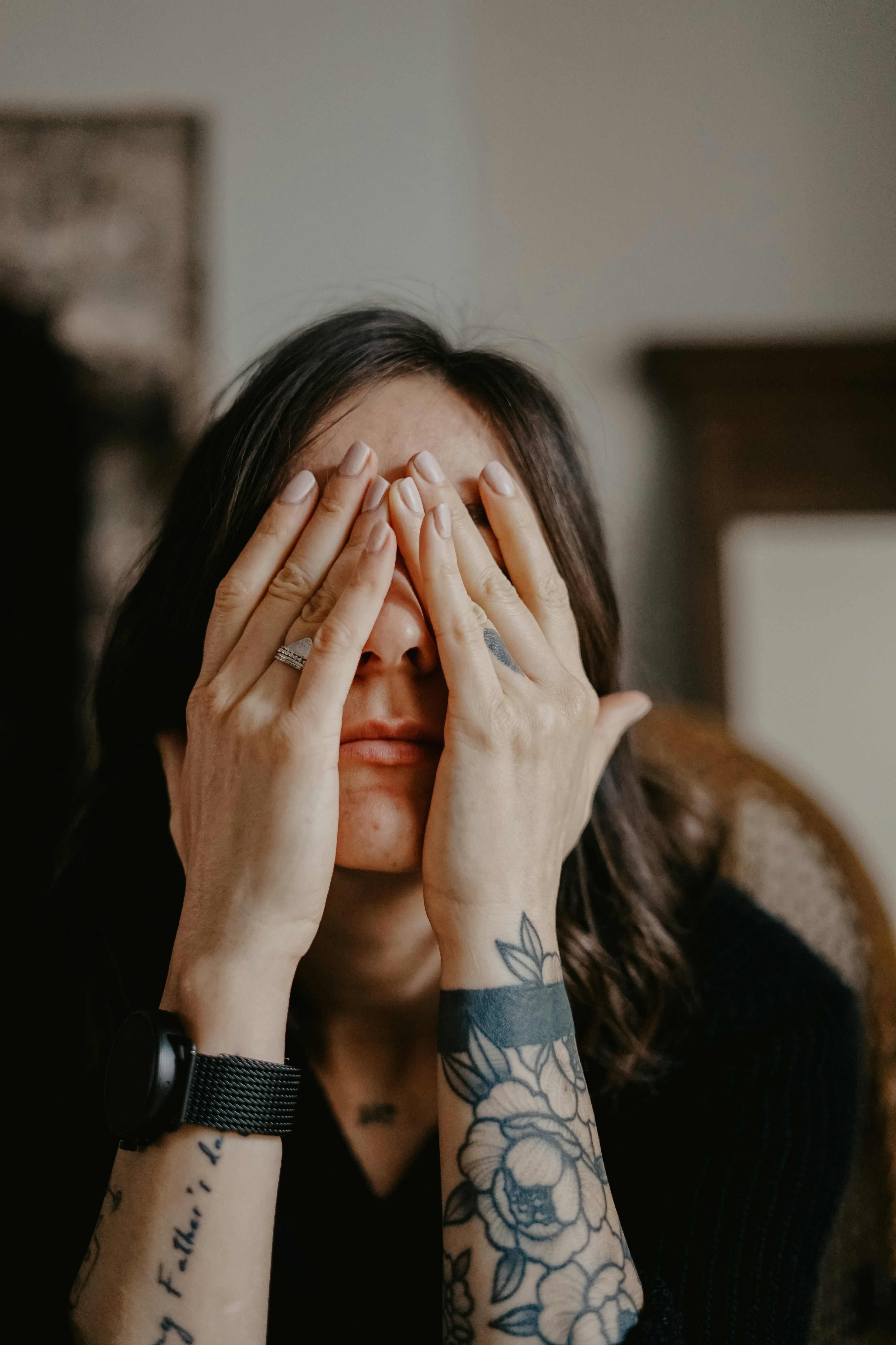Eine traurige Frau, die sich die Augen reibt | Quelle: Pexels