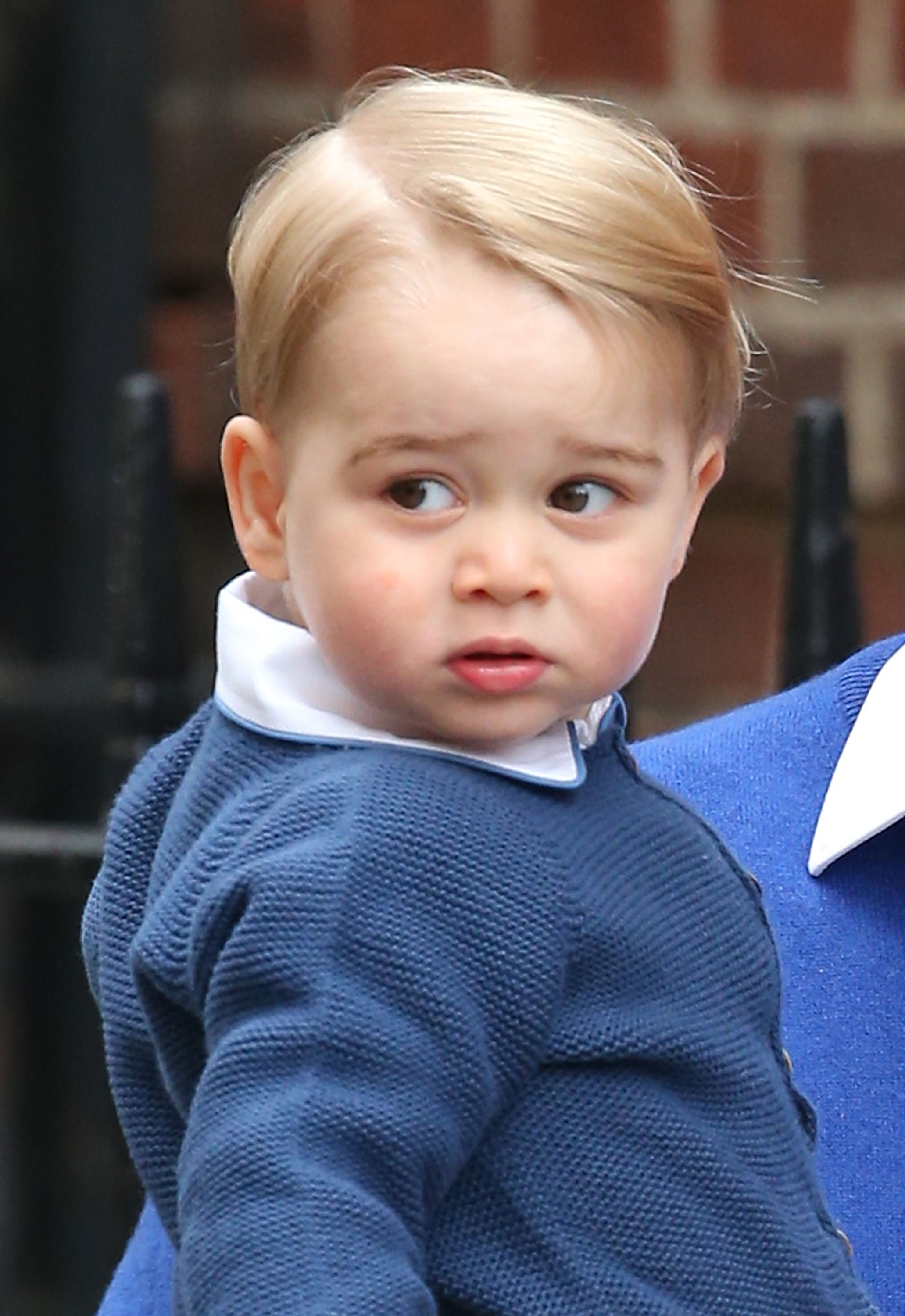 George kehrte am 2. Mai zusammen mit William in den Lindo Wing zurück, als die Familie Prinzessin Charlotte willkommen hieß. Weniger als zwei Jahre, nachdem er als Neugeborenes dasselbe Krankenhaus verlassen hatte, war er nun als großer Bruder wieder dort.