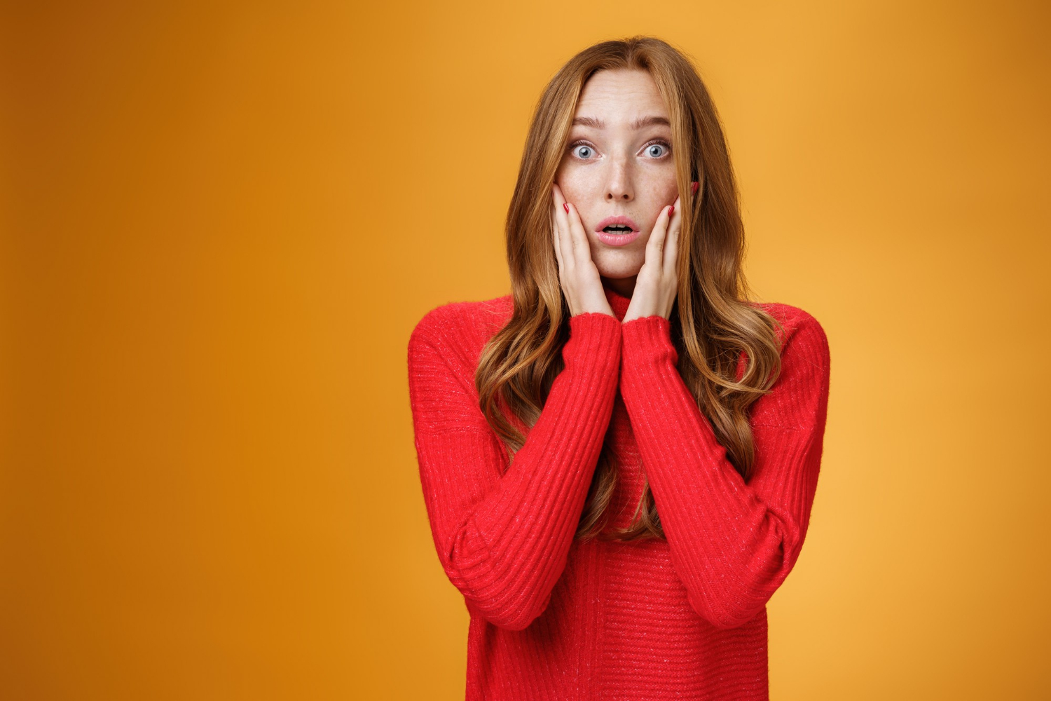 Eine erschütterte Frau | Quelle: Freepik