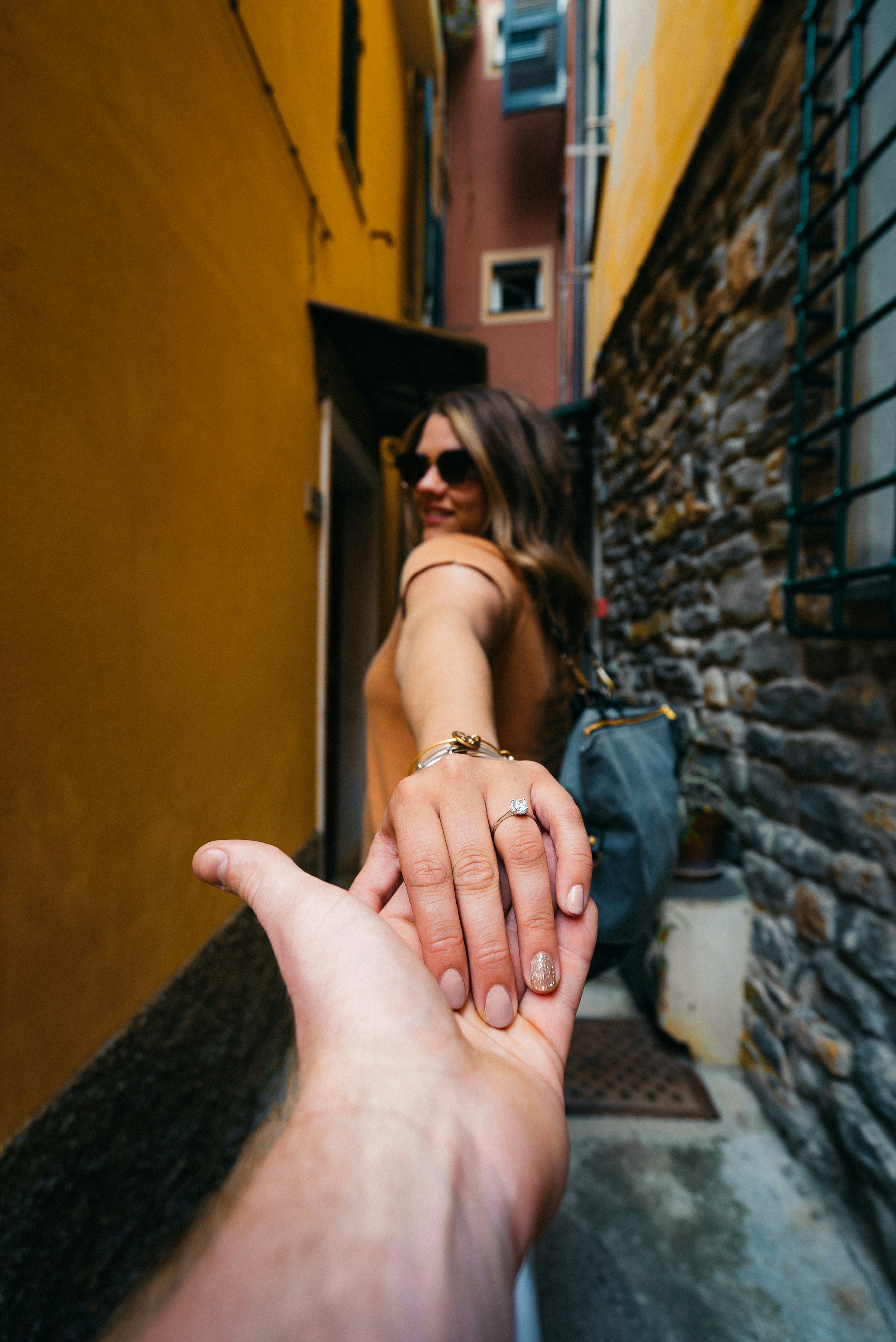 Frau zeigt ihren Ring | Quelle: Pexels