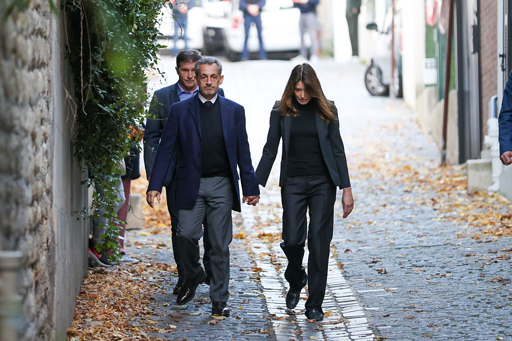 Nicolas Sarkozy und Carla Bruni verlassen am 21. Oktober 2025 ihr Haus in Paris. | Quelle: Getty Images