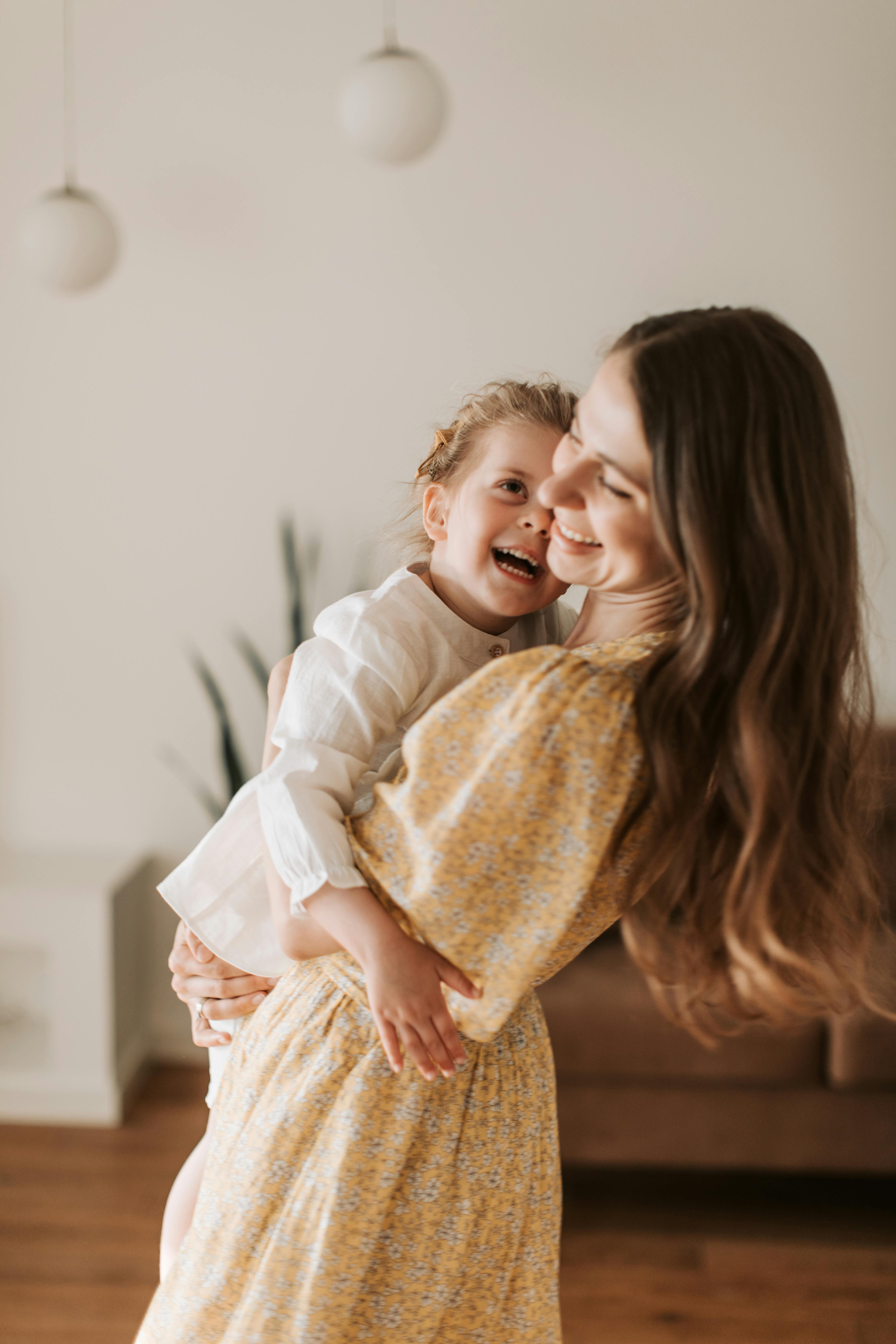 Eine glückliche Mutter mit Kind | Quelle: Pexels