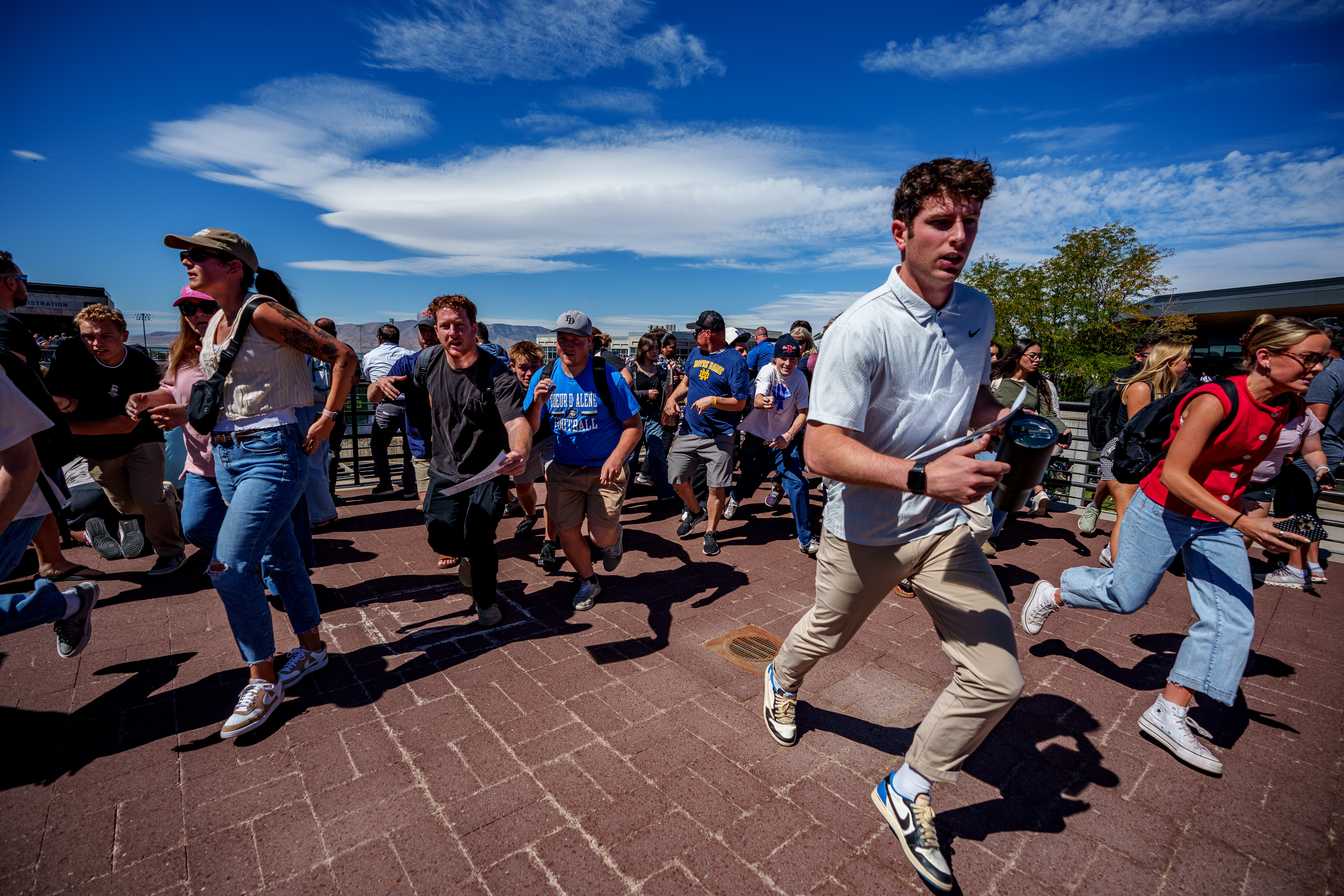 Chaos und Verwirrung brechen aus, nachdem während eines Auftritts von Charlie Kirk an der Utah Valley University am 10. September 2025 Schüsse abgefeuert wurden. | Quelle: Getty Images
