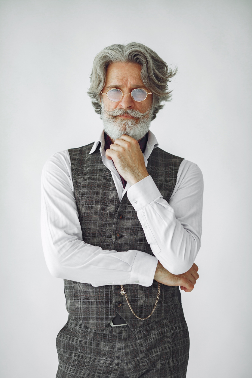Ein eleganter älterer Mann | Quelle: Freepik