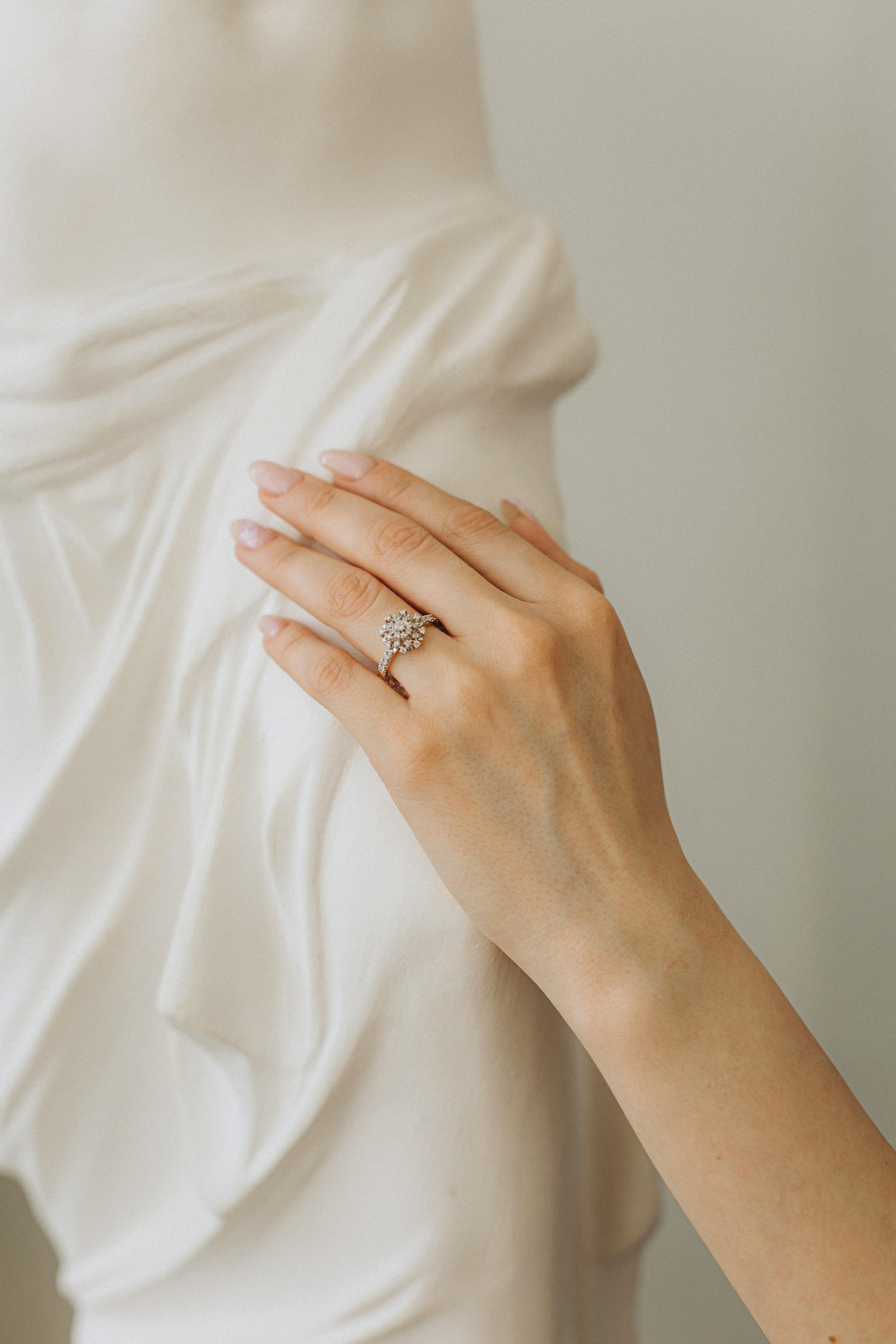 Eine Nahaufnahme des Rings einer Frau | Quelle: Pexels