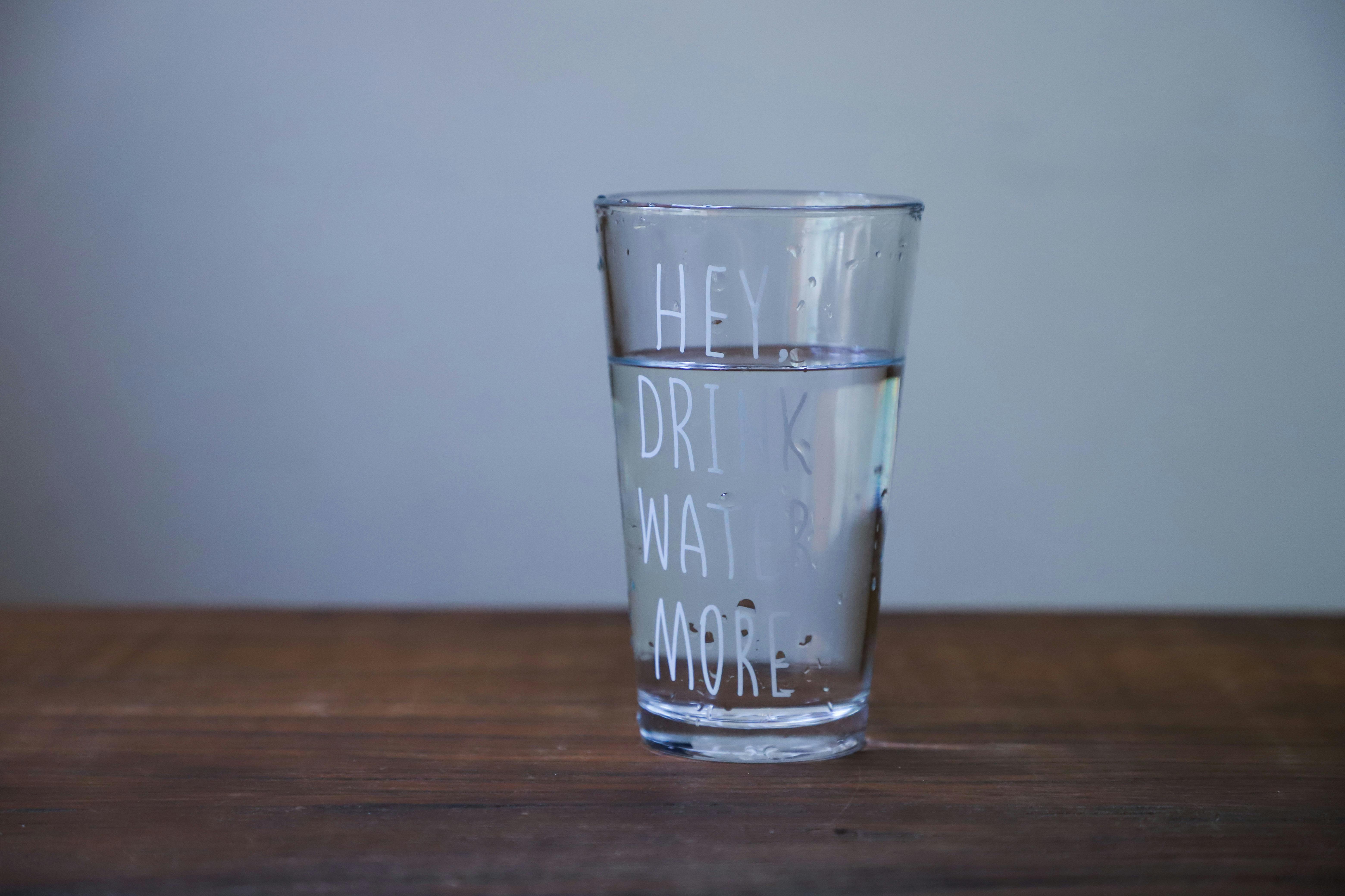 Ein Glas Wasser auf einem Tisch | Quelle: Pexels