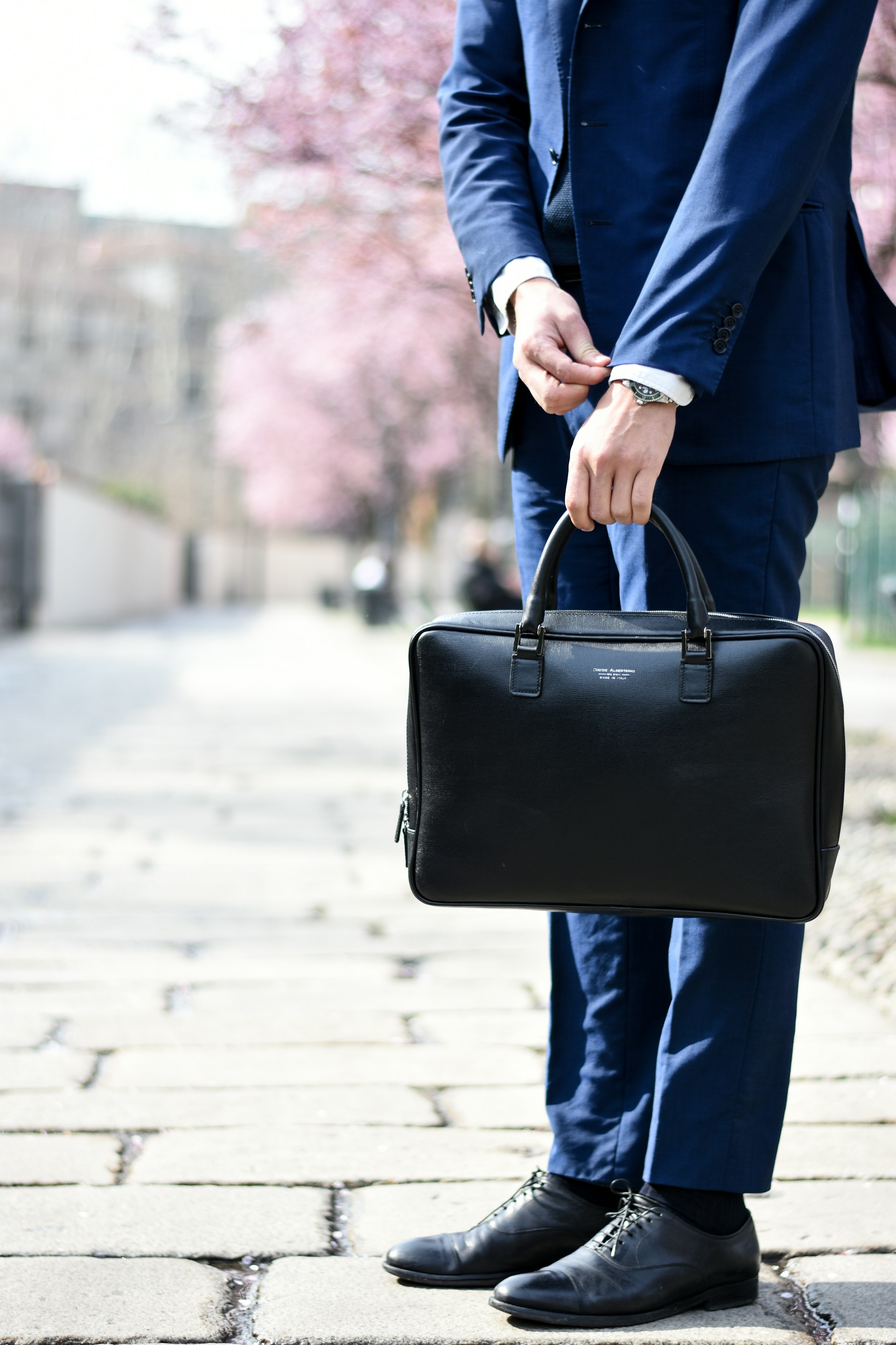 Ein Mann hält eine Ledertasche | Quelle: Unsplash