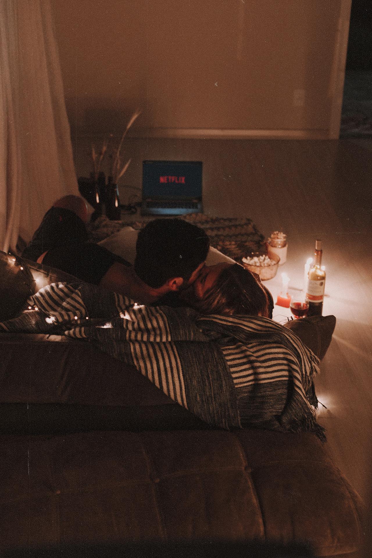 Ein sich küssendes Paar auf einer Couch | Quelle: Pexels