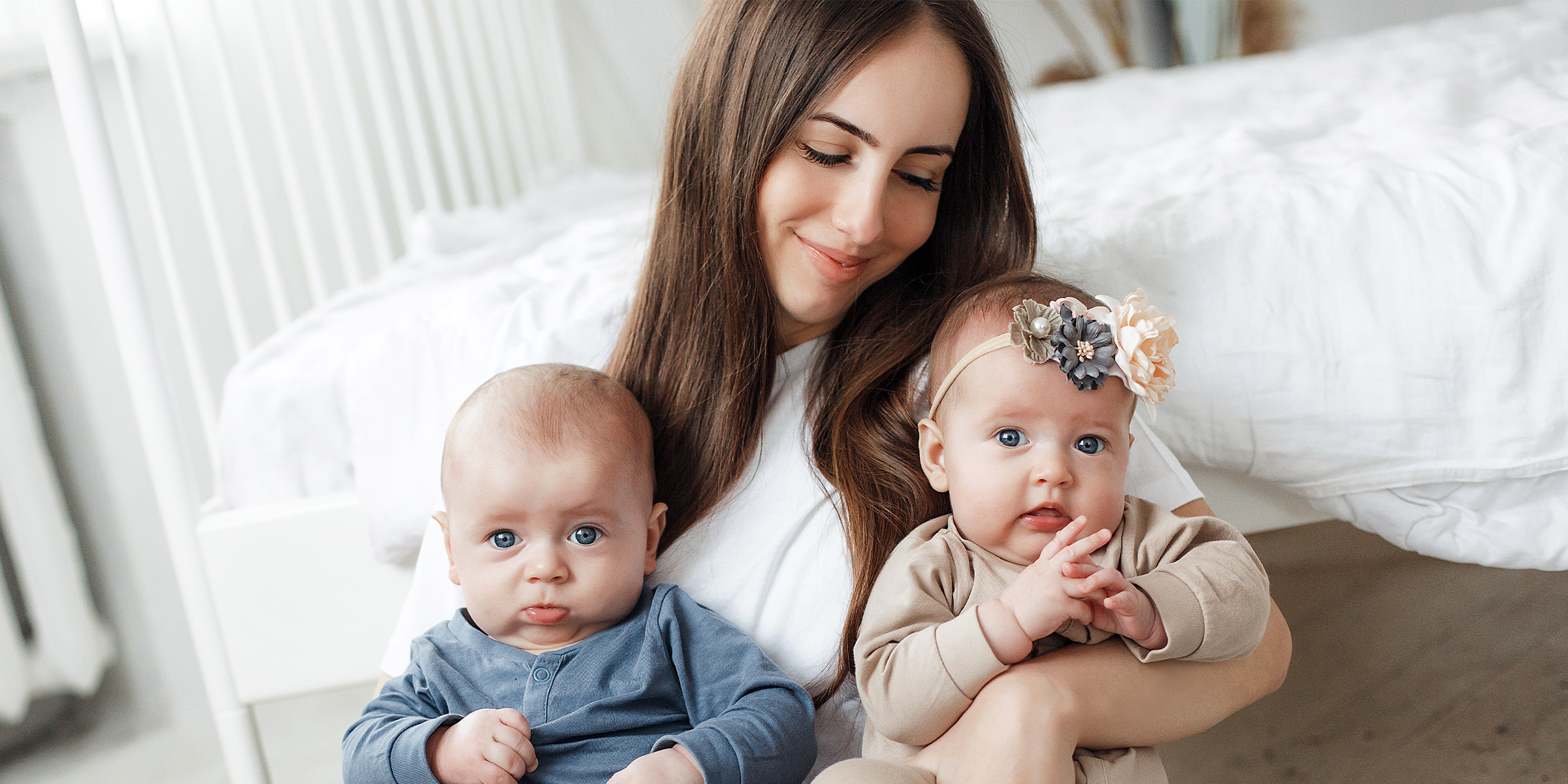 Eine Frau hält ihre Babys | Quelle: Freepik