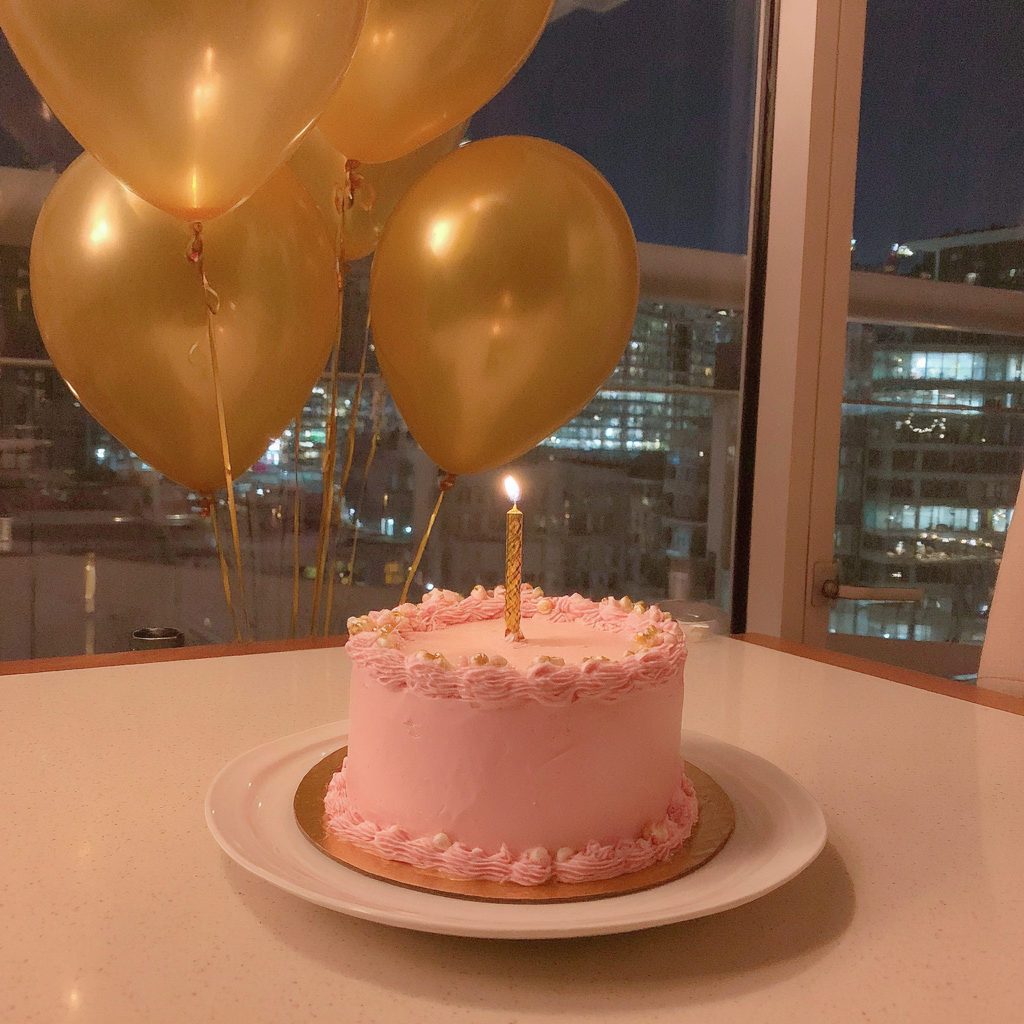Eine rosa Geburtstagstorte und goldene Luftballons | Quelle: Midjourney