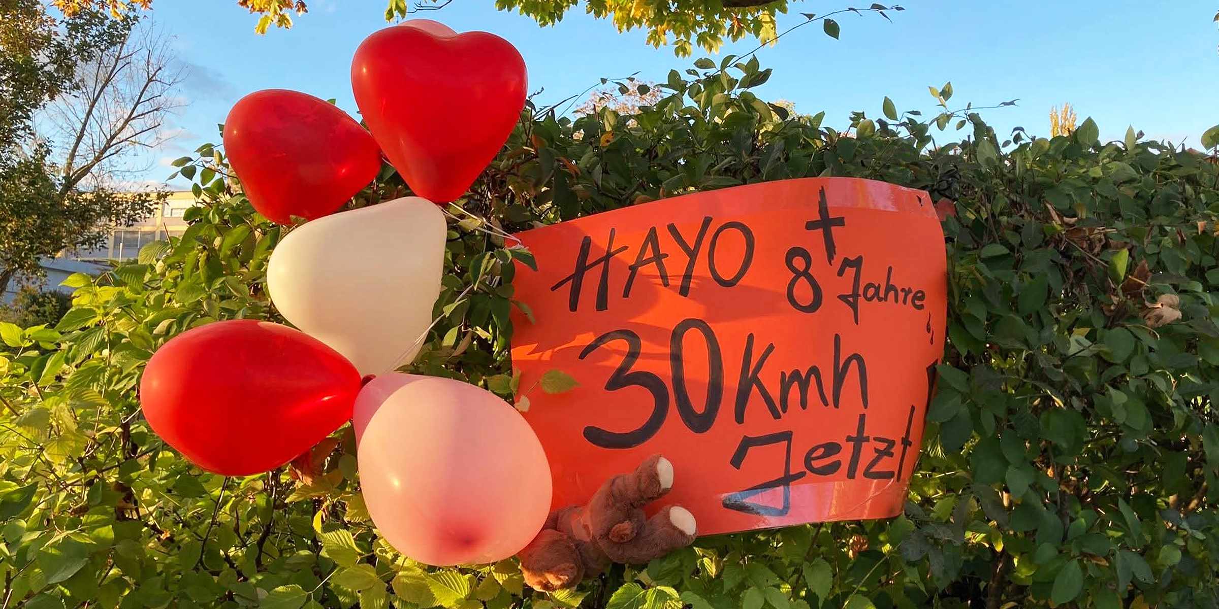 Schild und Luftballons zum Vorfall | Quelle: Getty Images