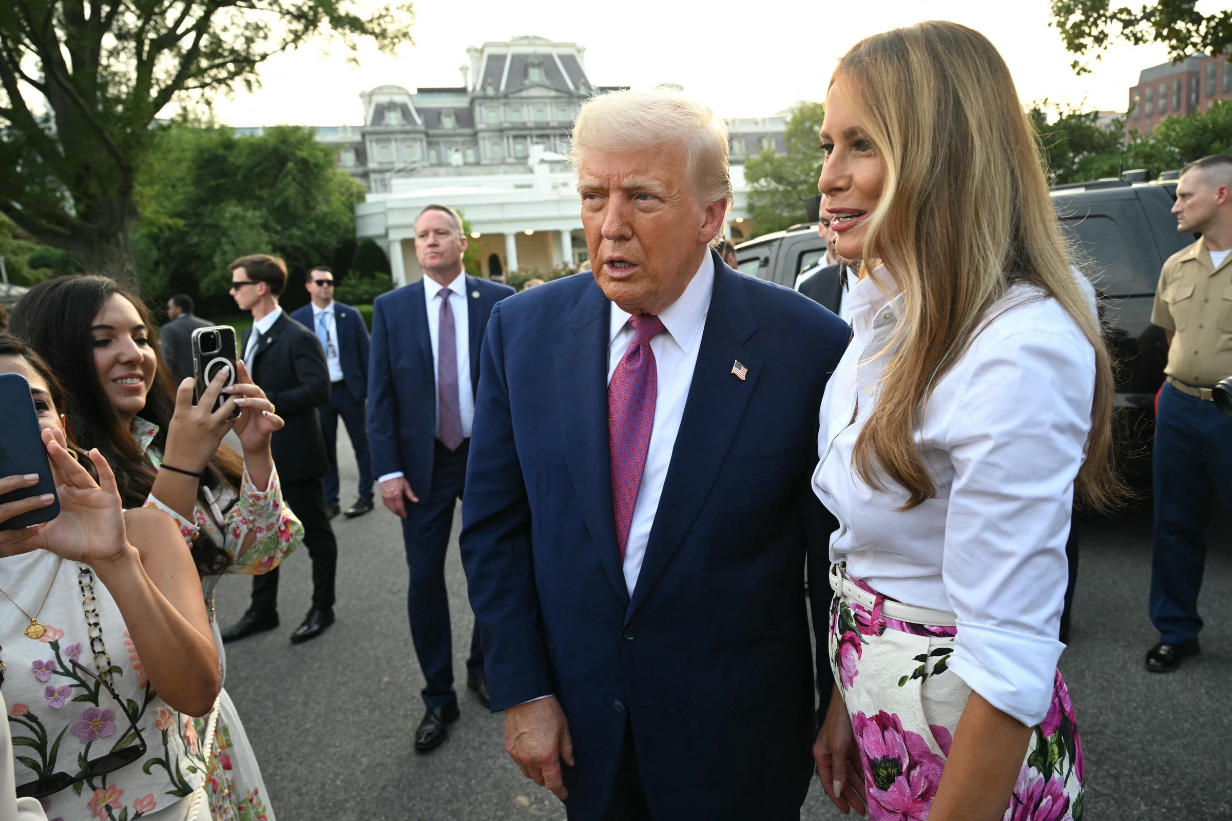 Donald und Melania Trump begrüßen die Teilnehmer des Kongresspicknicks auf dem South Lawn des Weißen Hauses am 12. Juni 2025 in Washington, DC | Quelle: Getty Images