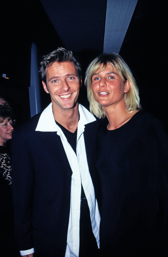 Jörg Pilawa, deutscher Fernsehmoderator, mit Begleitung Kerstin Hoffmann, Deutschland um 1995 | Quelle: Getty Images