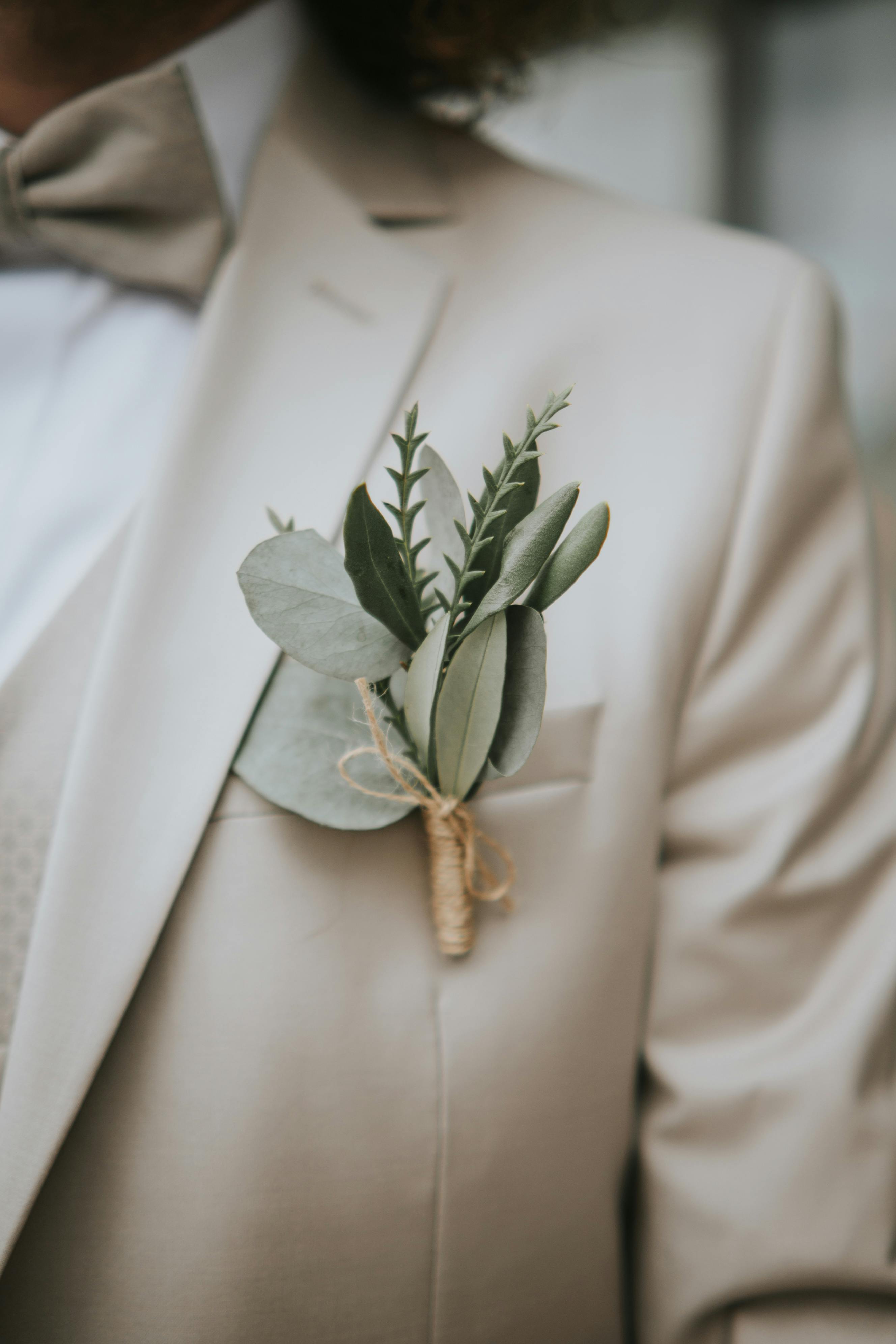 Jemand im Anzug mit einer Boutonnière | Quelle: Pexels