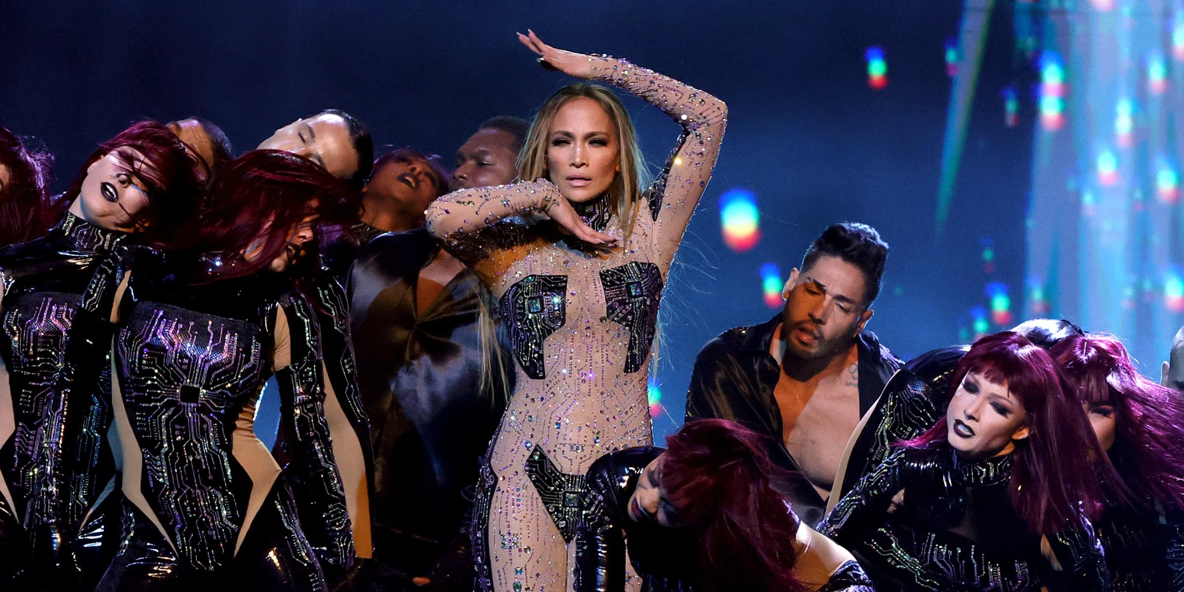 Jennifer Lopez eröffnet die AMAs 2025 mit ihrer Dance Crew | Quelle: Getty Images
