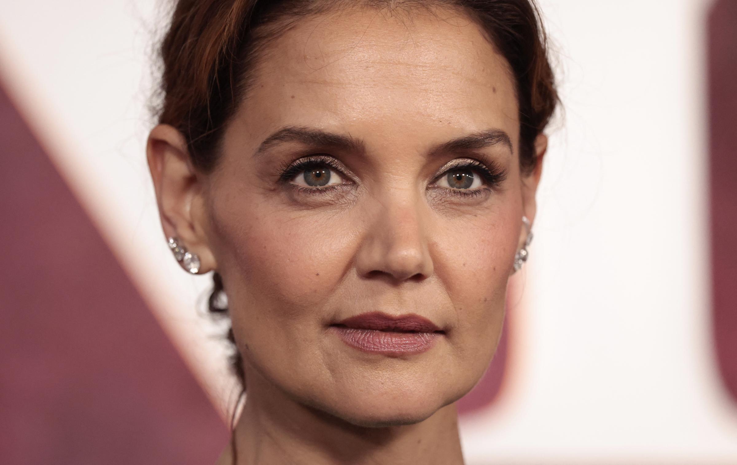 Katie Holmes besucht die 78th Annual Tony Awards in New York City. Sie trägt ein leuchtend grünes Satin-Top, Kristall-Ohrringe und ein leichtes Glam-Make-up und posiert selbstbewusst in der Radio City Music Hall am 8. Juni 2025.