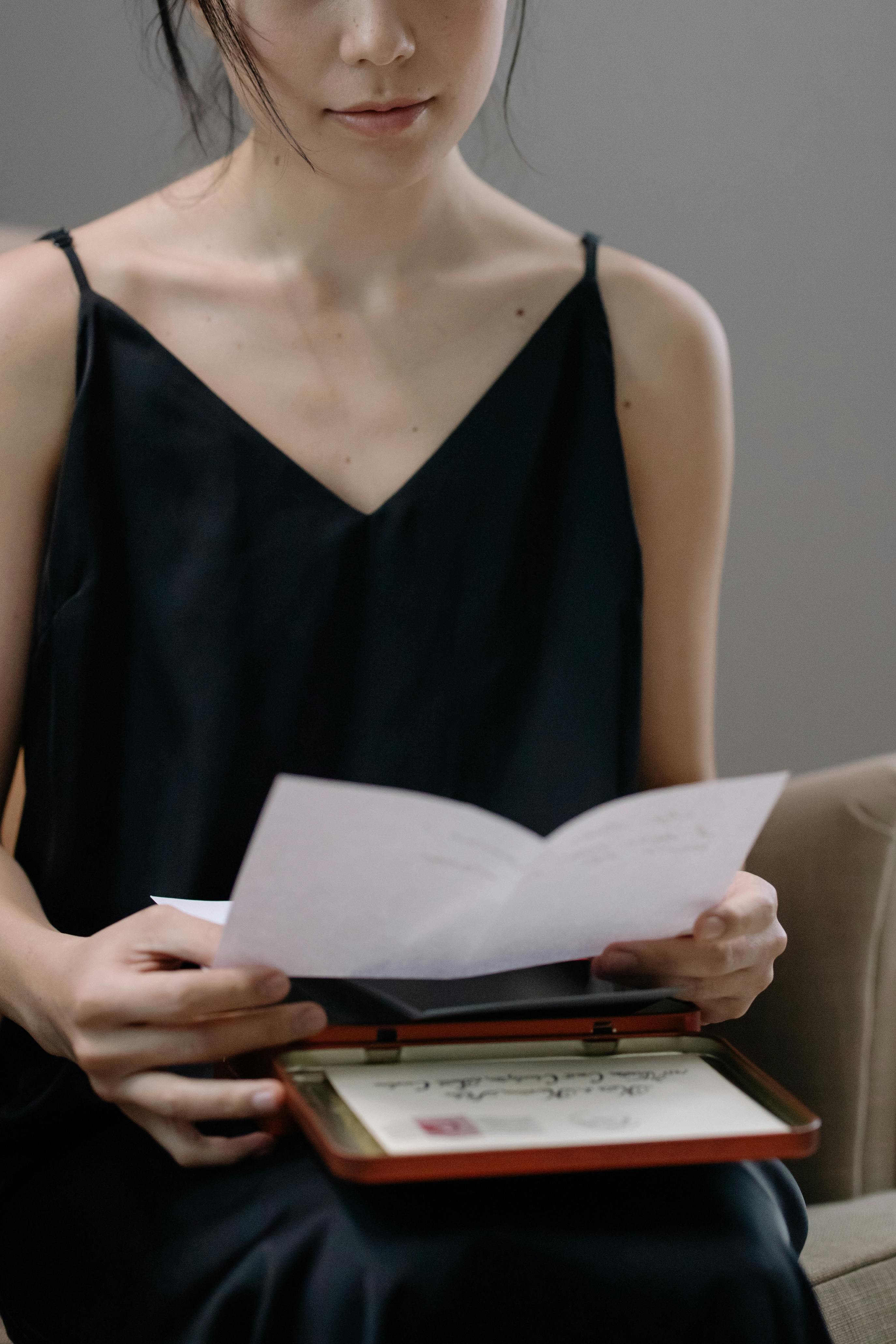 Eine Frau liest einen Brief | Quelle: Pexels