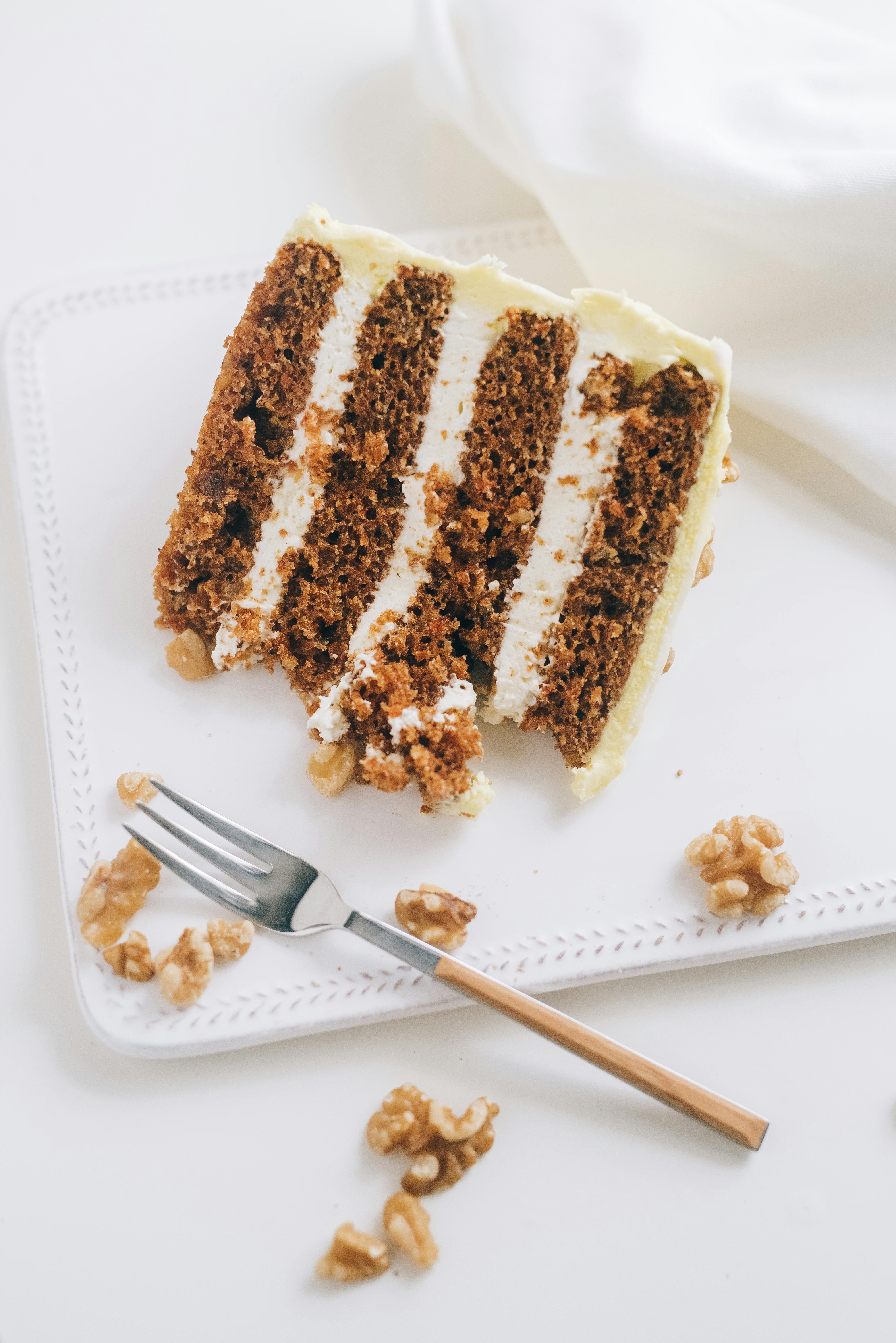 Ein Stück Karottenkuchen auf einem Tisch | Quelle: Pexels