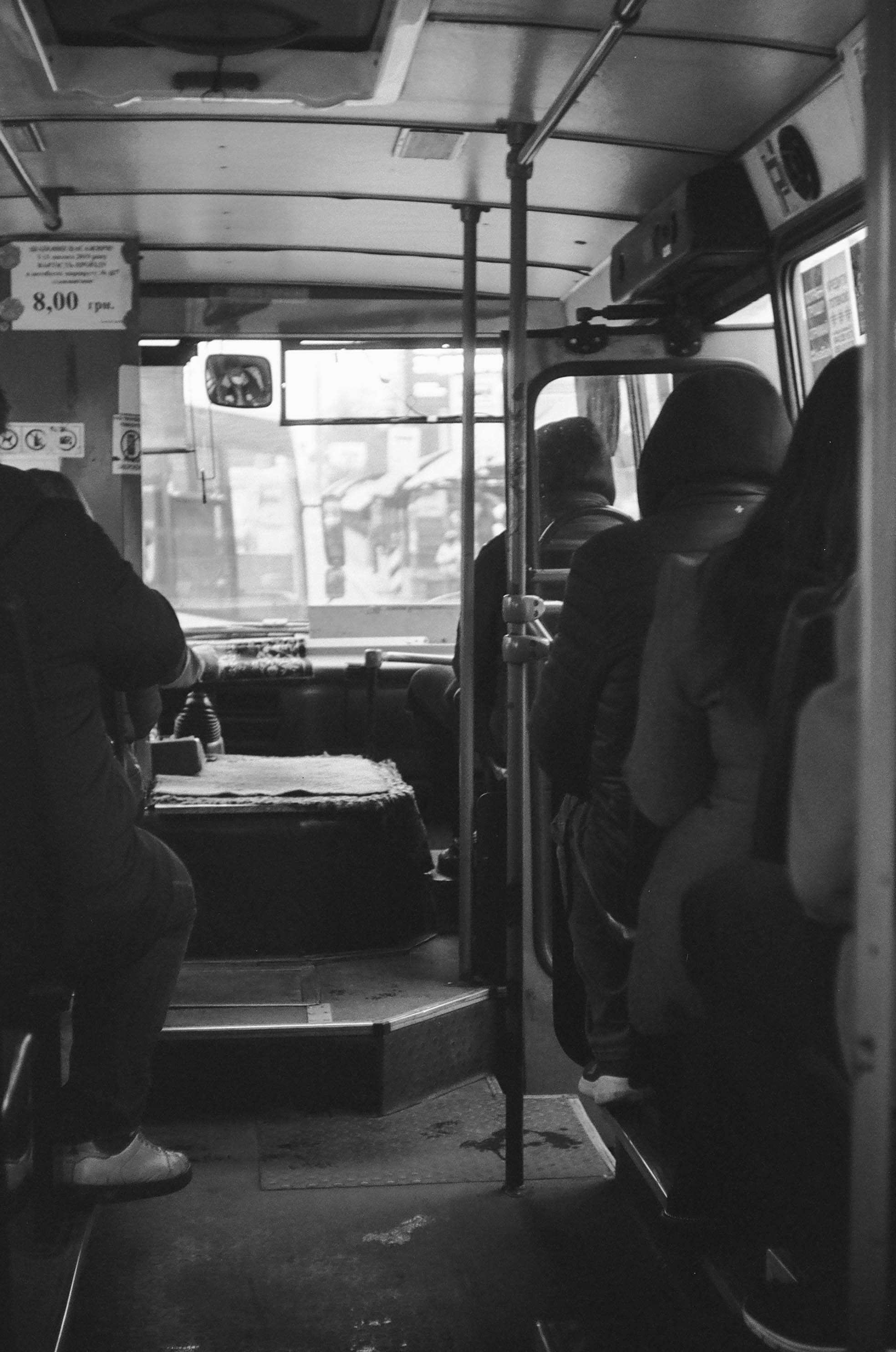 Menschen, die in einem Bus sitzen | Quelle: Unsplash