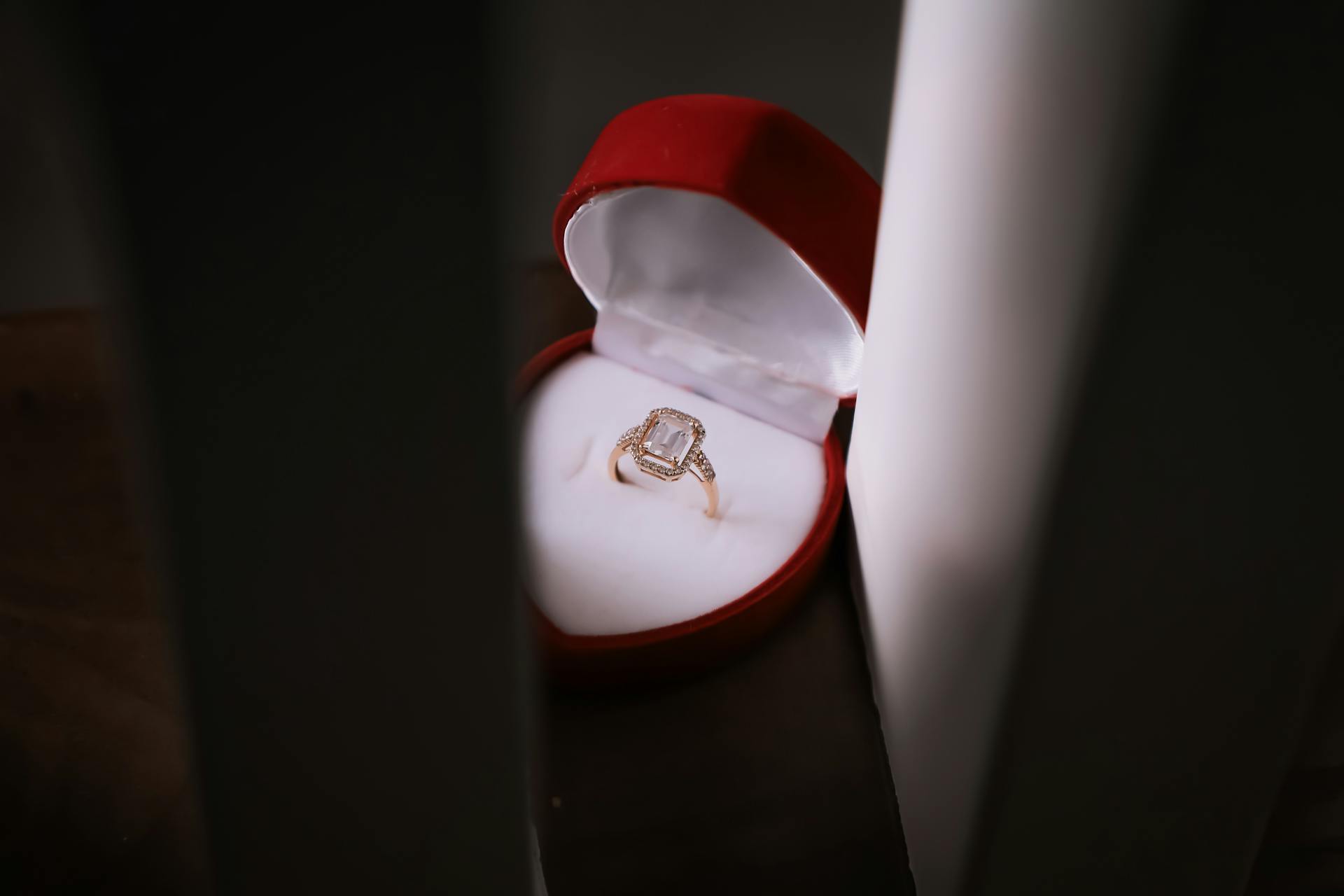 Ein Diamantring in einem herzförmigen Etui | Quelle: Pexels
