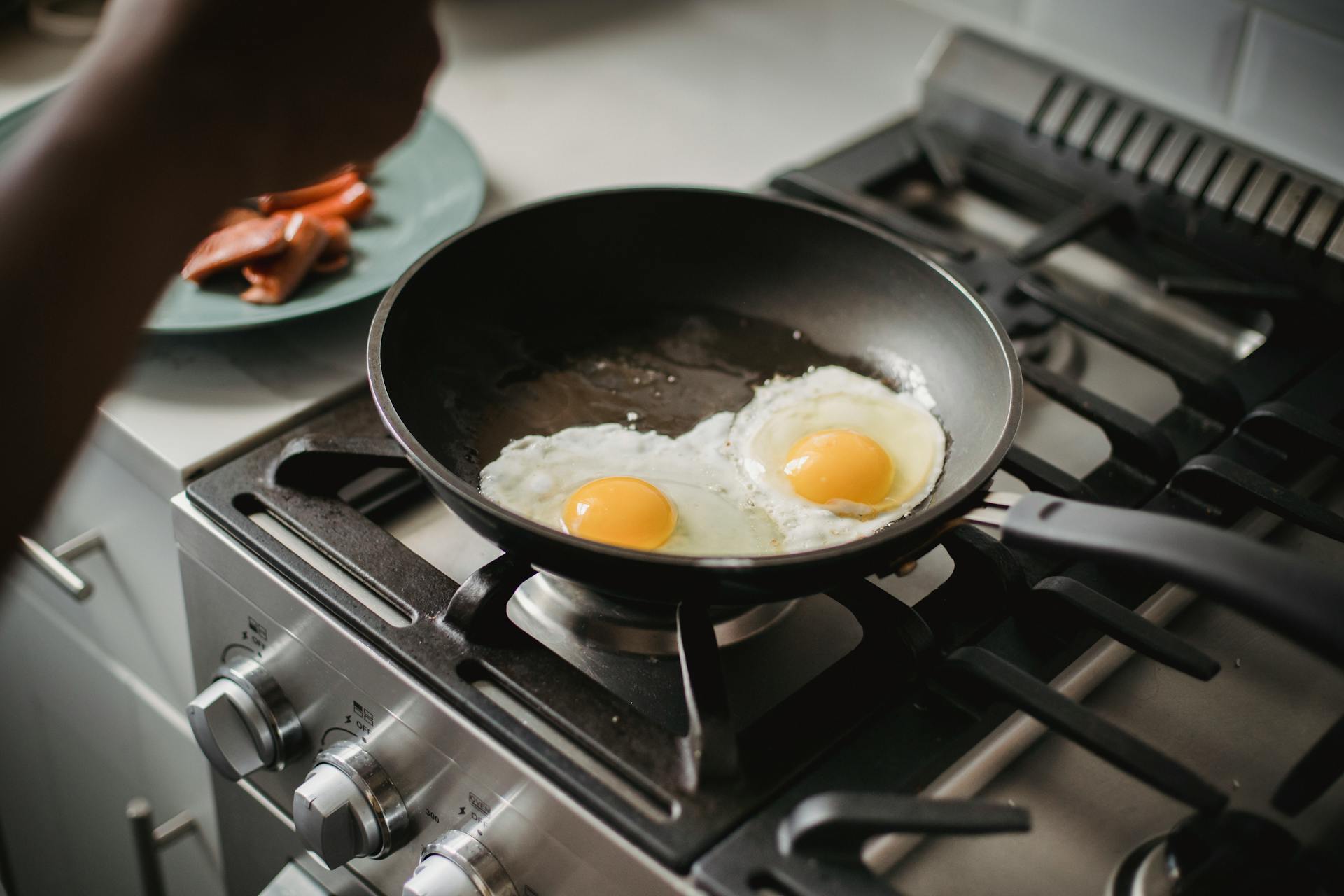 Eine Person, die Eier kocht | Quelle: Pexels