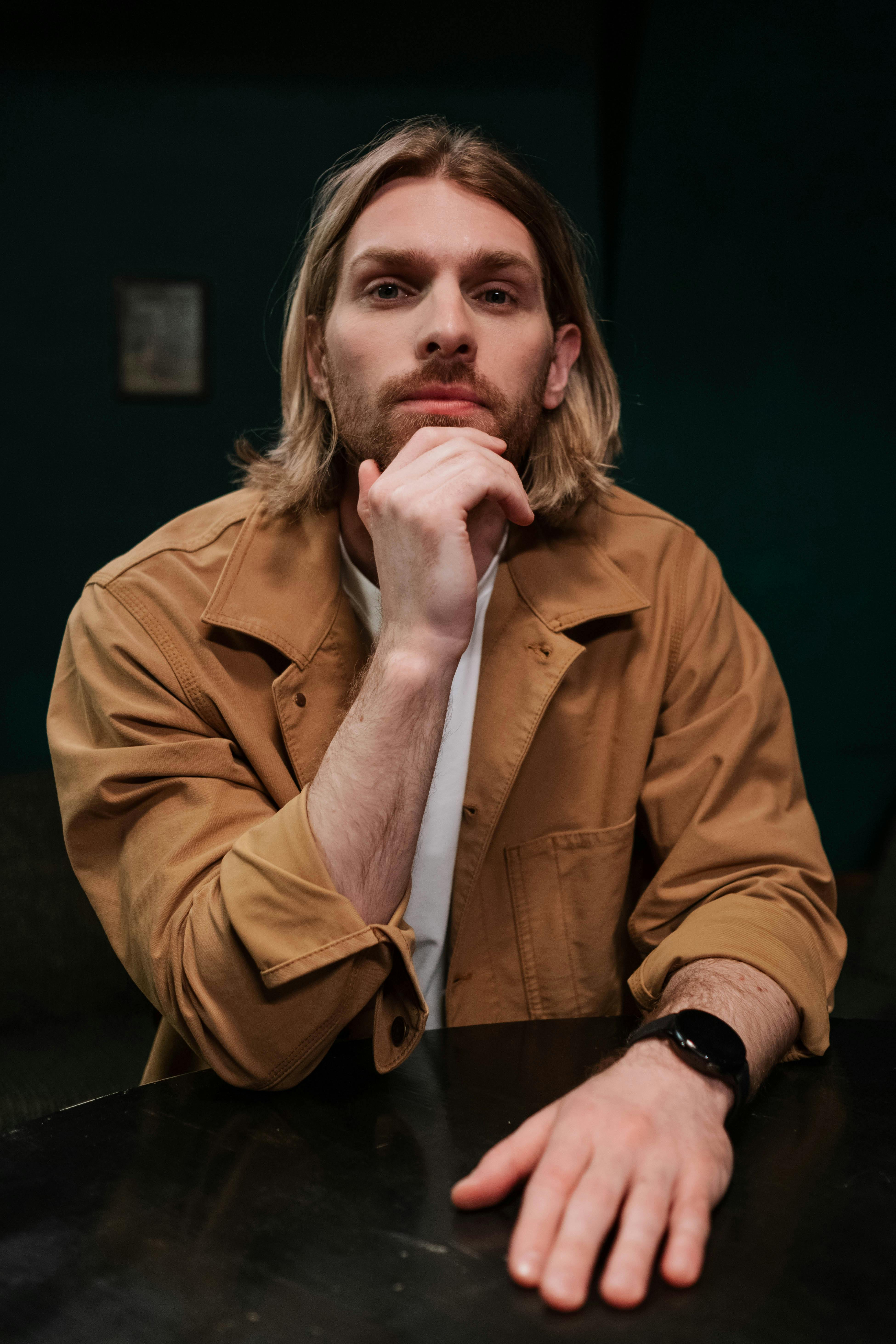 Ein ernster Mann schaut in die Kamera | Quelle: Pexels