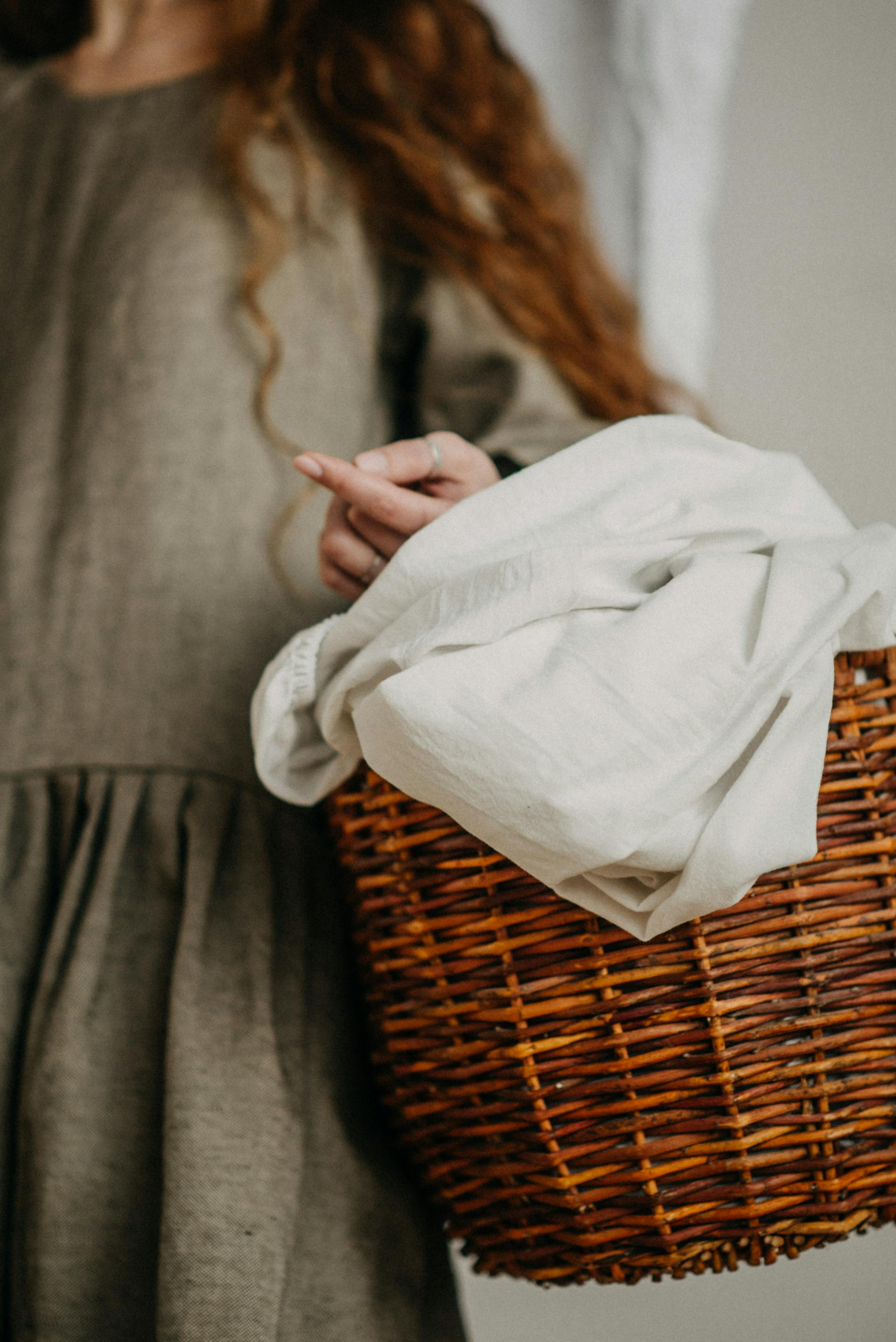 Eine Frau trägt einen Wäschekorb | Quelle: Pexels