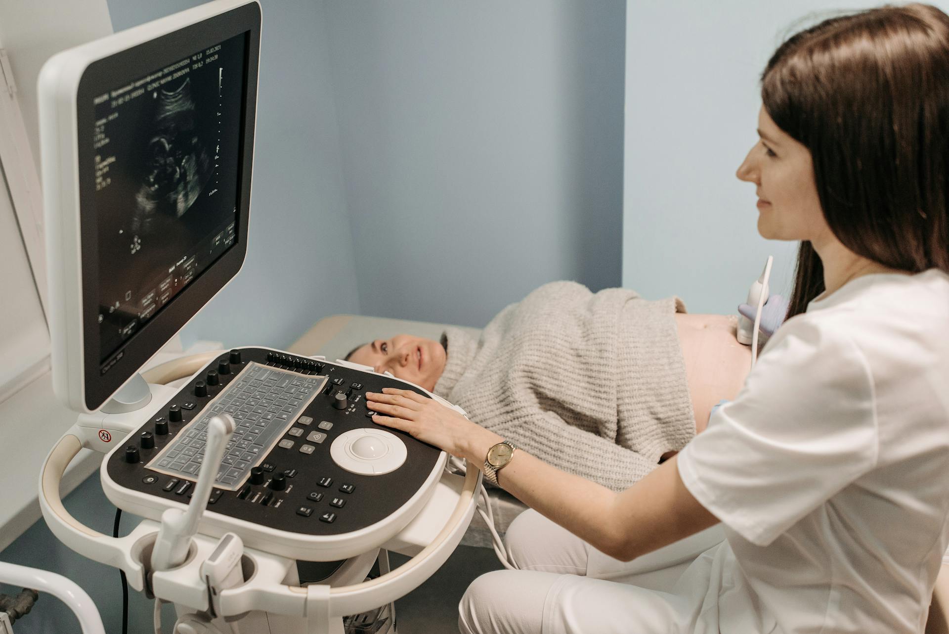 Ein Ultraschalldiagnostiker bei einer Ultraschalluntersuchung | Quelle: Pexels