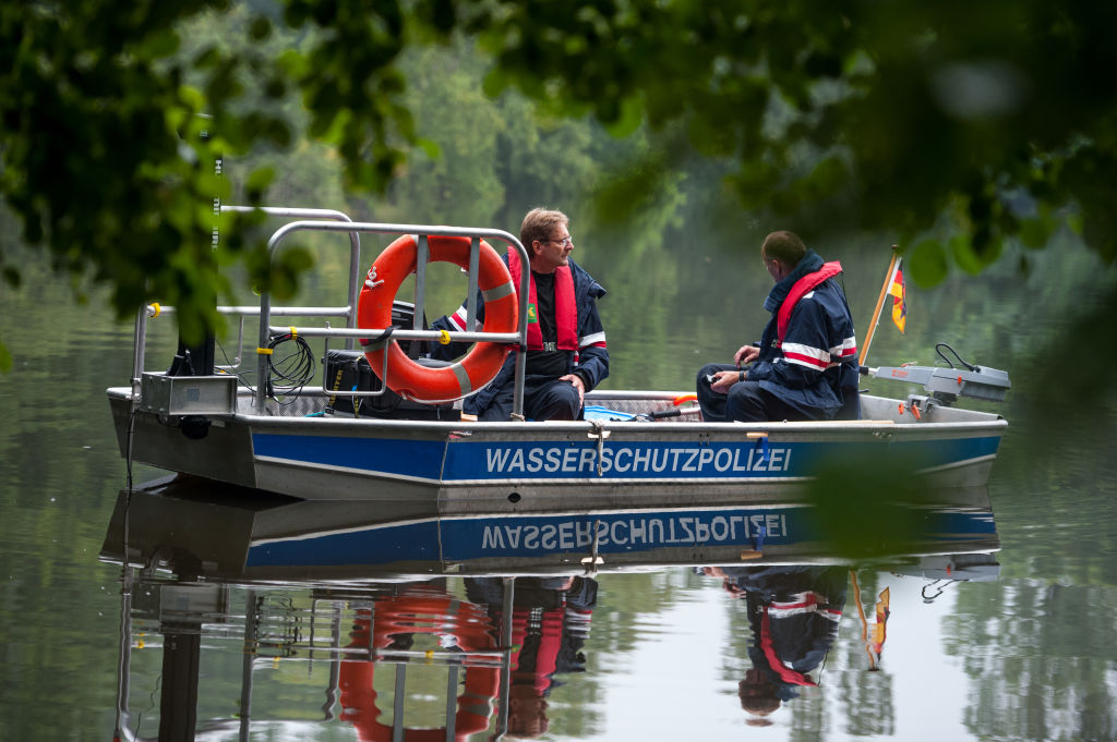 Die Polizei setzt bei der Suche nach einer vermissten Mutter und ihrer Tochter in Buchholz in der Nordheide ein Boot mit Sonargerät ein, 19. August 2015 | Quelle: Getty Images