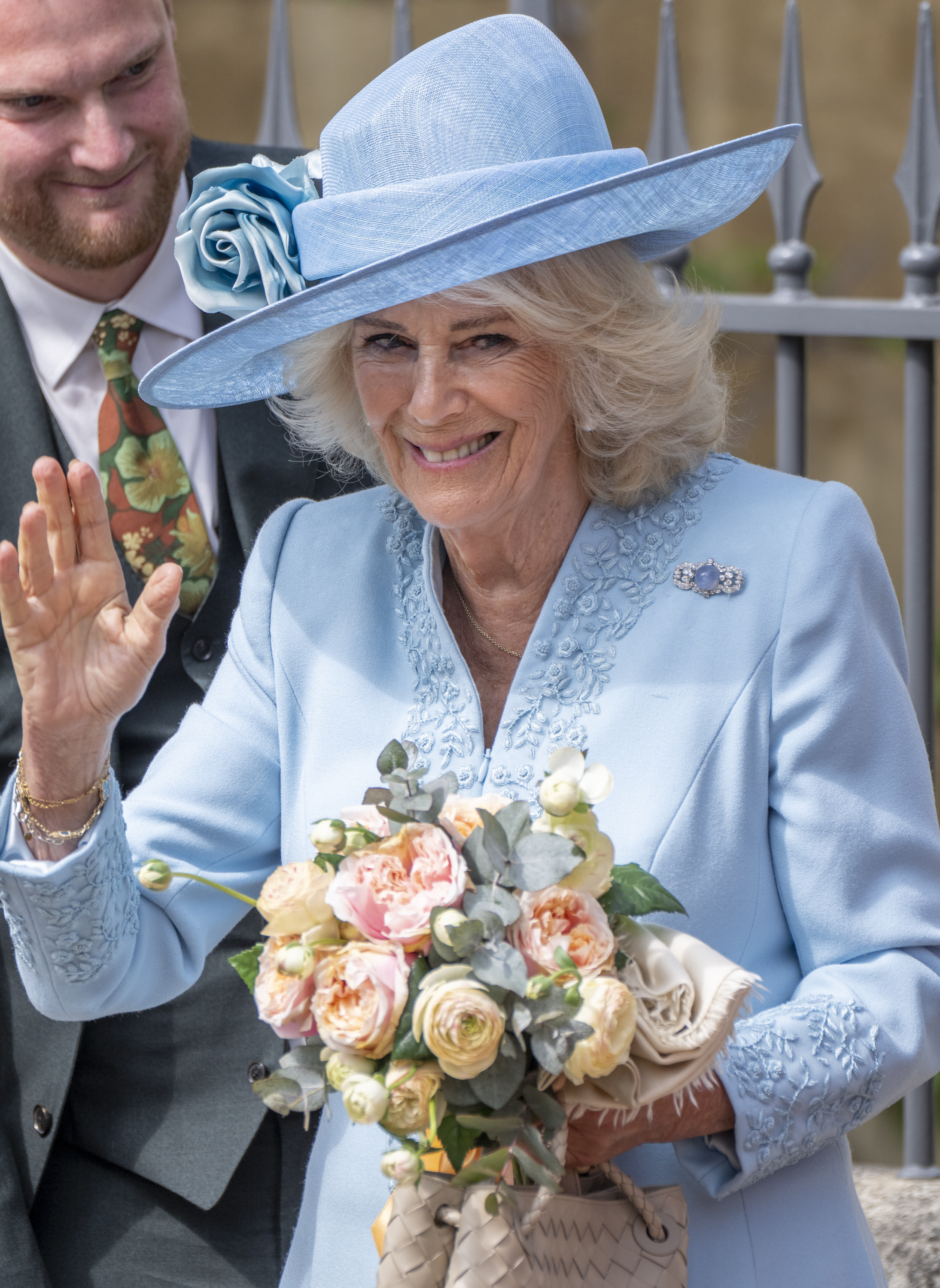 Königin Camilla winkt, als sie die St. George's Chapel in Windsor, England, am 20. April 2025 verlässt | Quelle: Getty Images
