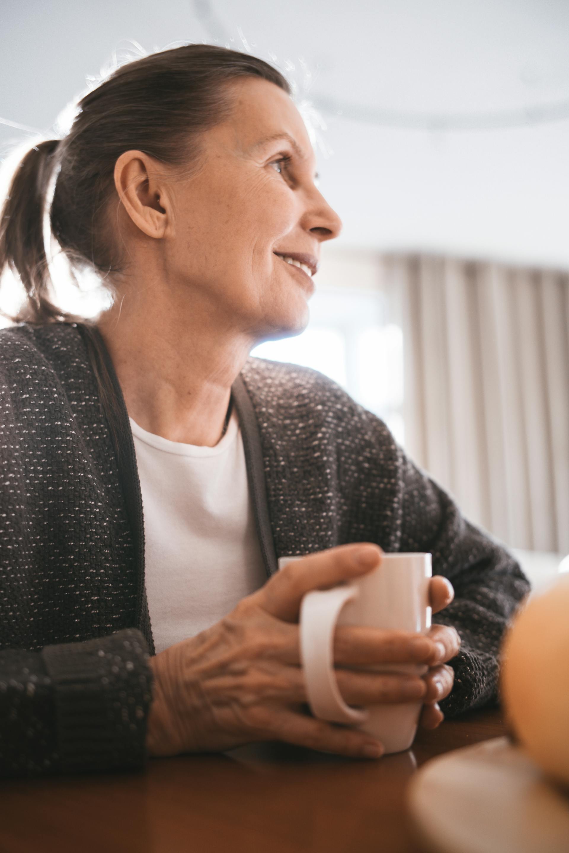 Eine ältere Frau hält eine Tasse | Quelle: Pexels