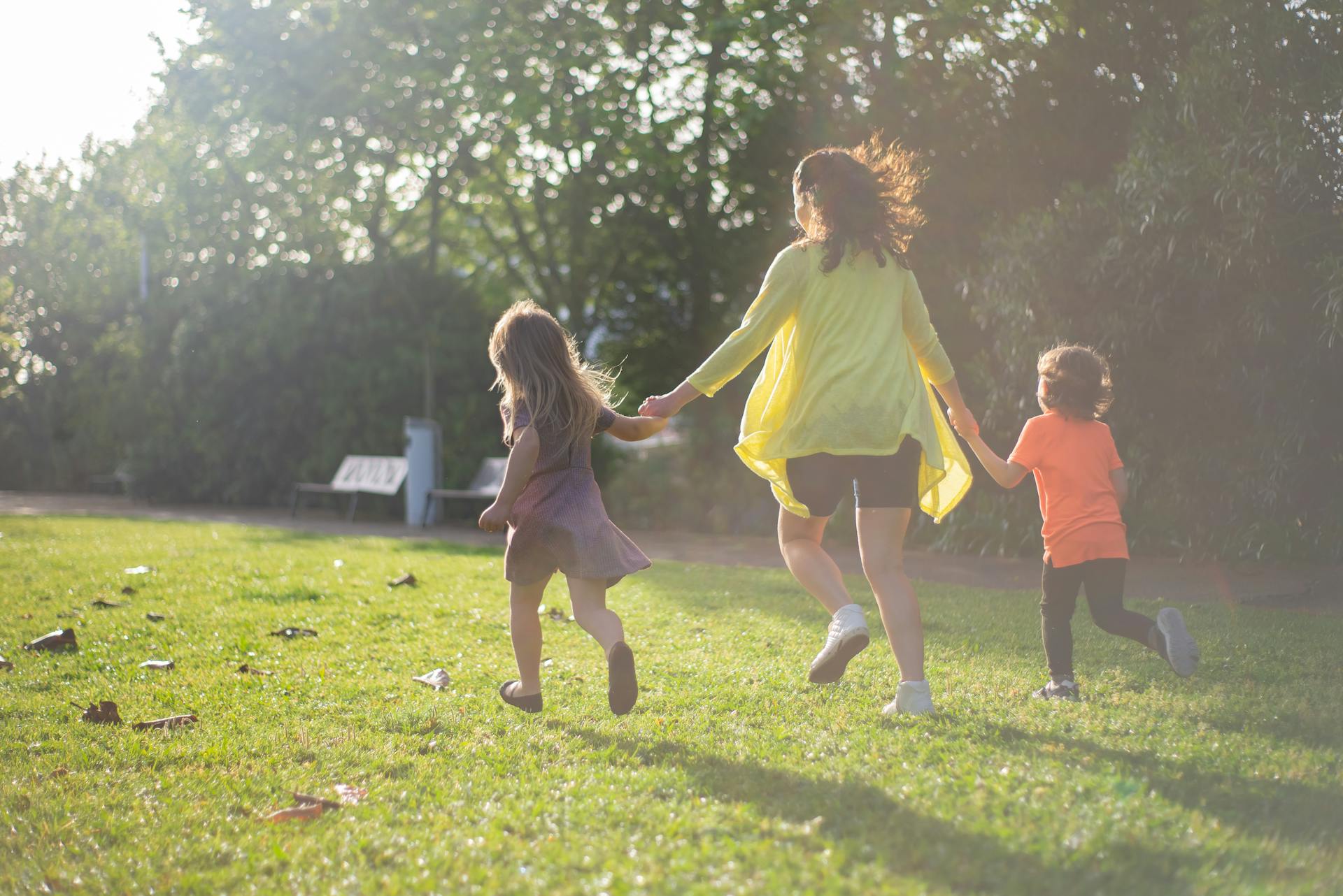 Eine Mutter, die mit ihren Kindern läuft | Quelle: Pexels