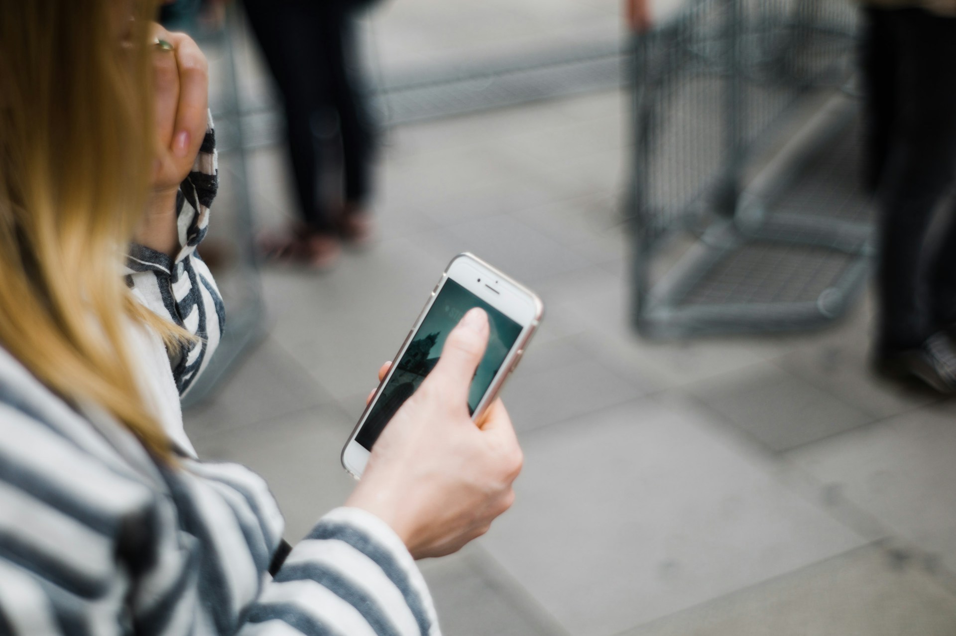 Eine Frau hält ein Handy in der Hand | Quelle: Unsplash