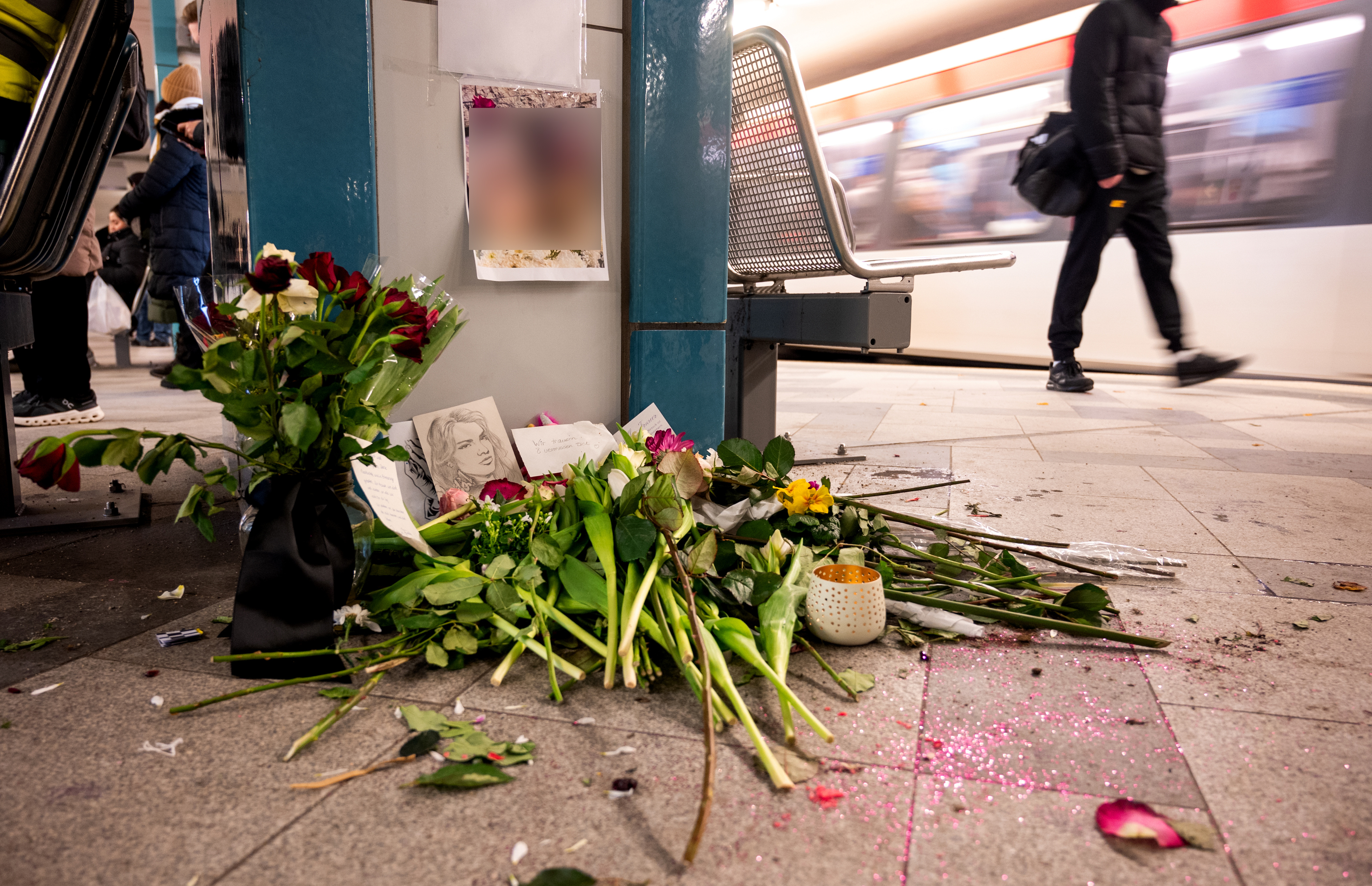 Am Tatort abgelegte Blumen | Quelle: Getty Images