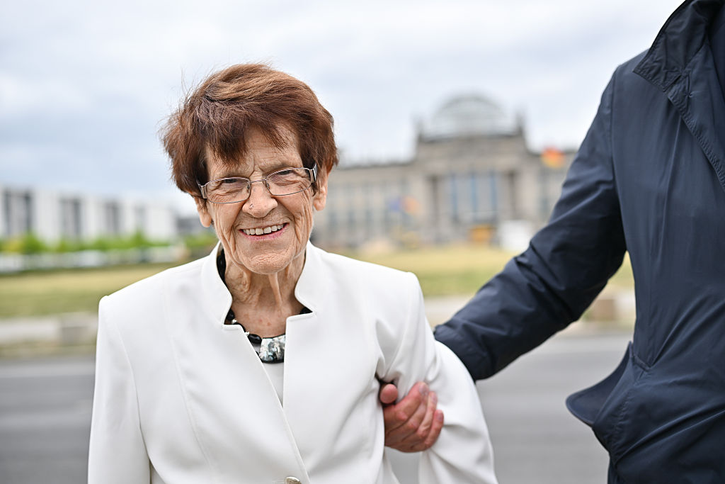 16. Juni 2025, Berlin: Rita Süssmuth (CDU), ehemalige Präsidentin des Bundestages, steht vor dem Reichstag. | Quelle: Getty Images