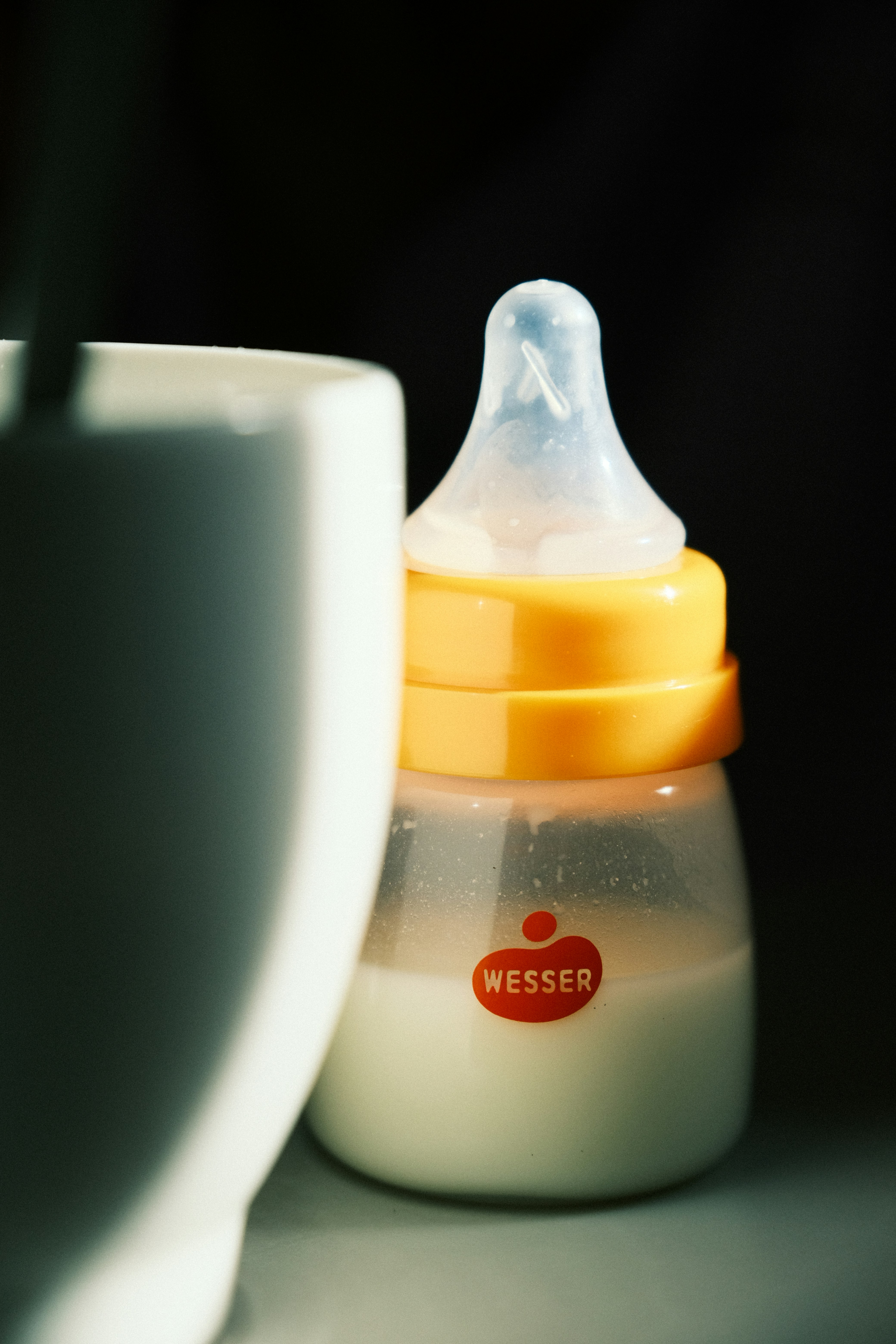 Eine Babyflasche auf einem Tresen | Quelle: Unsplash
